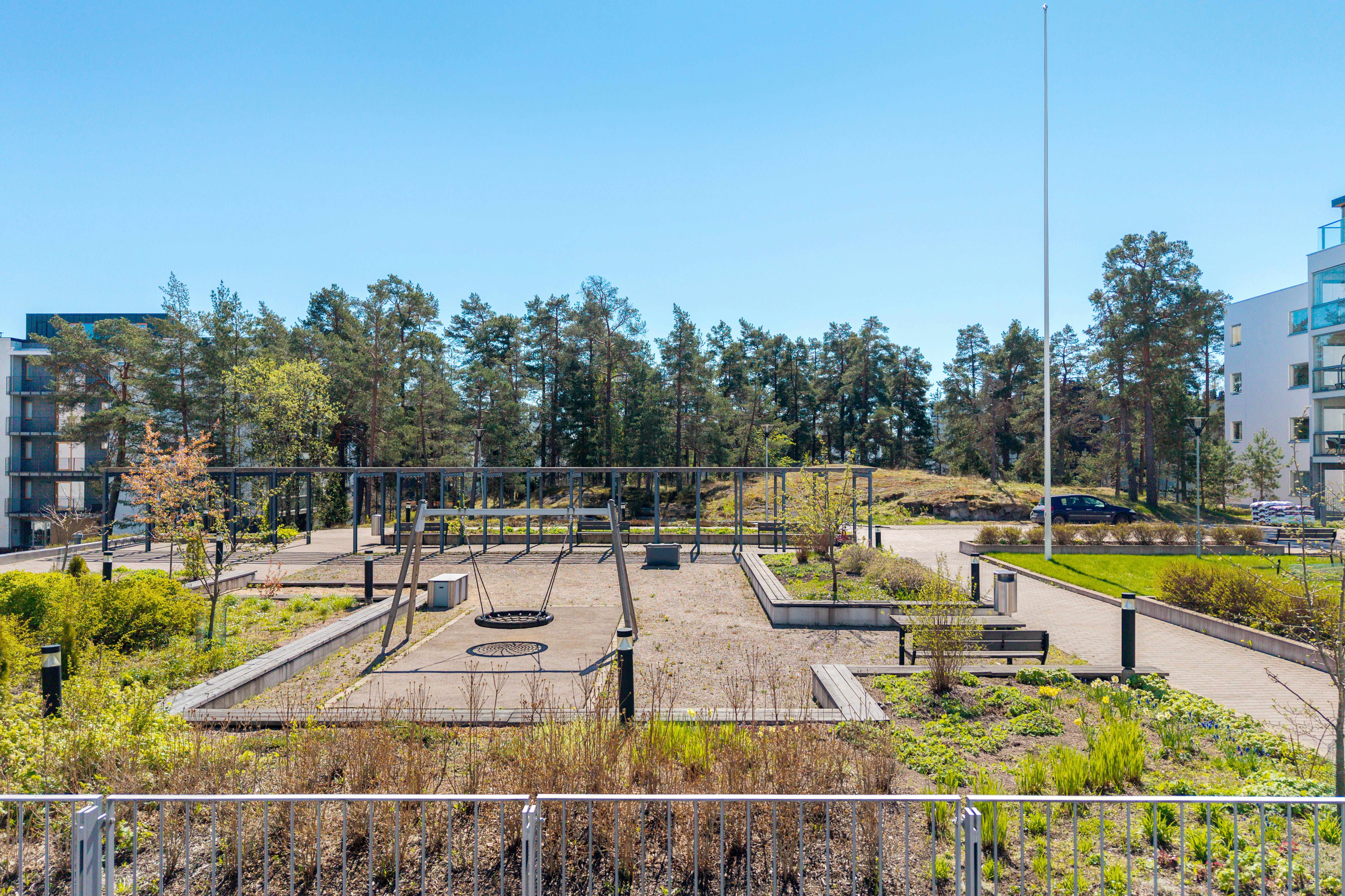 Yhtiön pihalla leikkipaikka