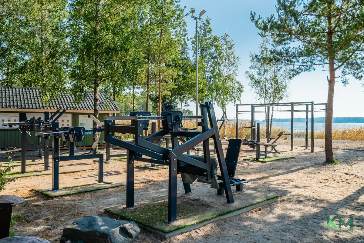 Ulkokuntosali rannassa