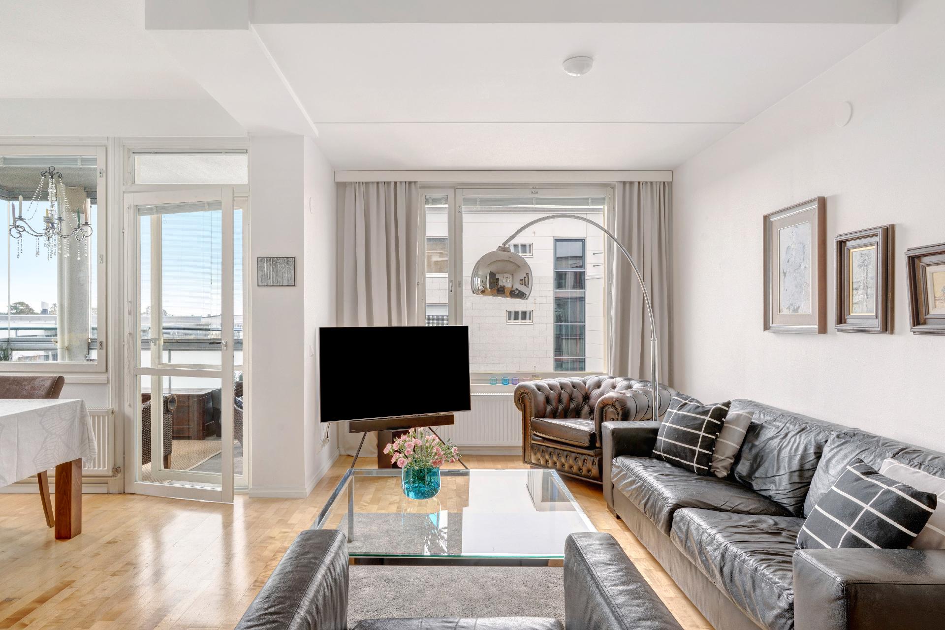 Olohuoneesta terassiparvekkeelle.