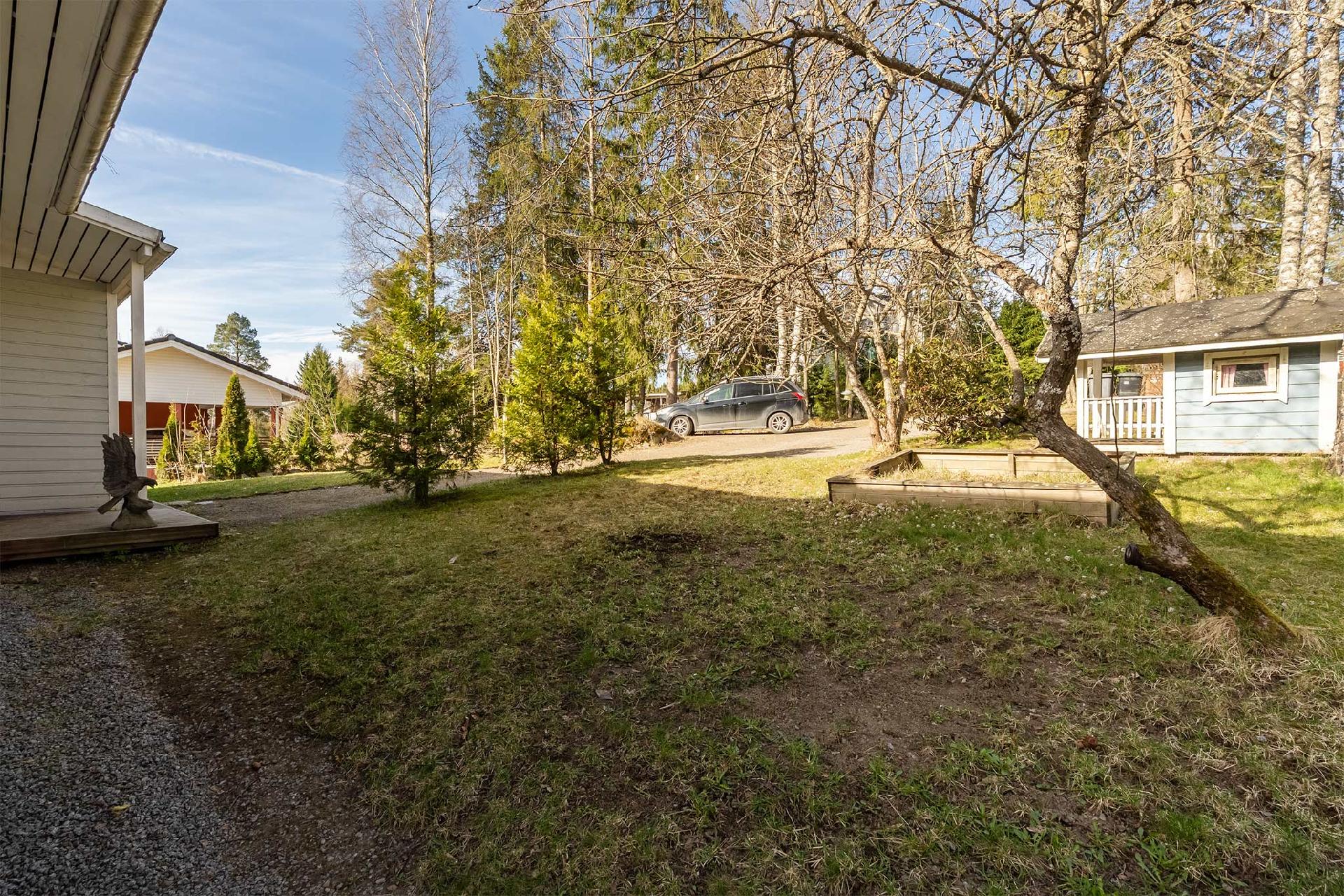 Oikean puoleinen talli kuuluu asunnolle