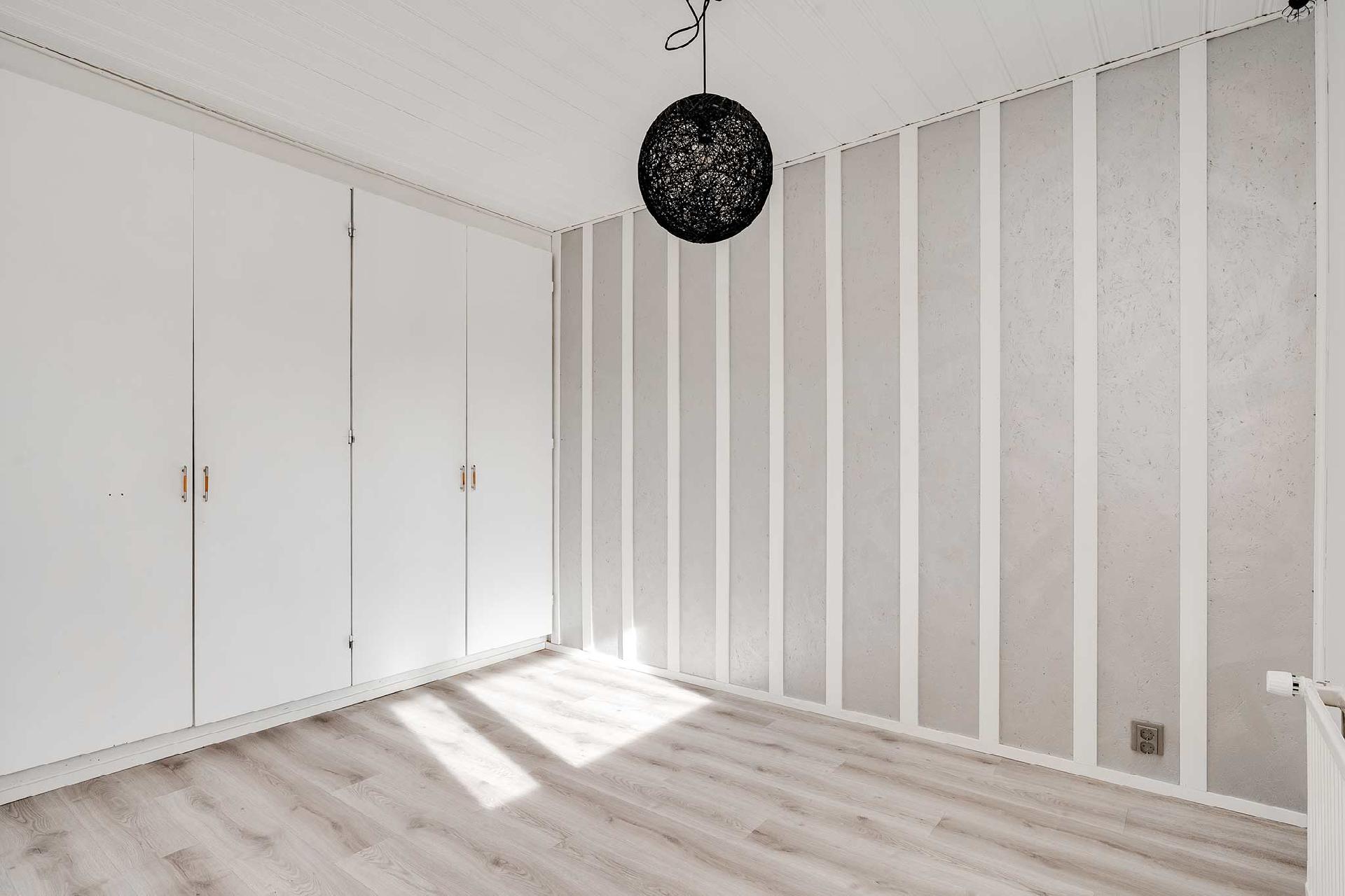 Yläkerran isompi makuuhuone