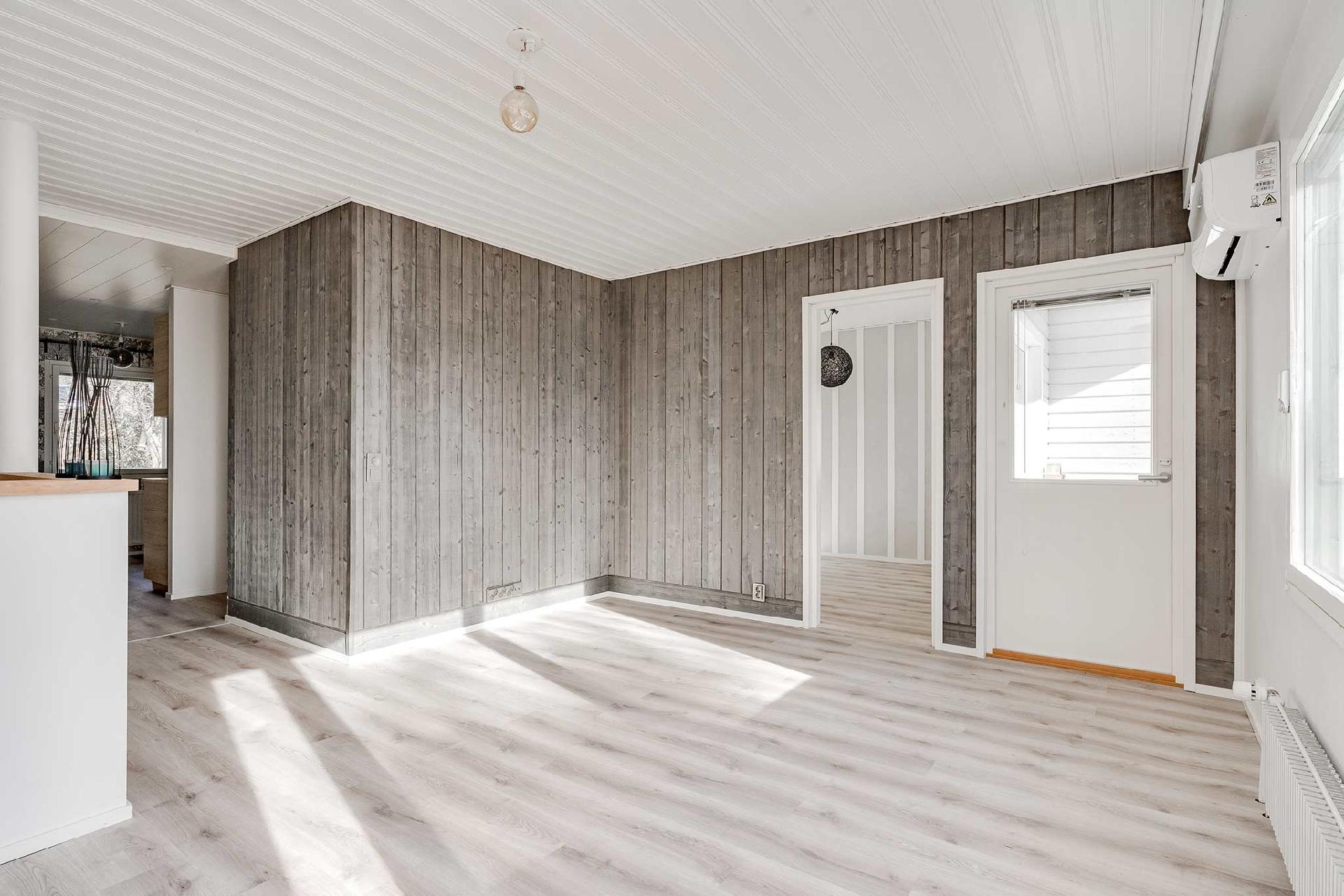 Olohuoneesta käynti parvekkeelle