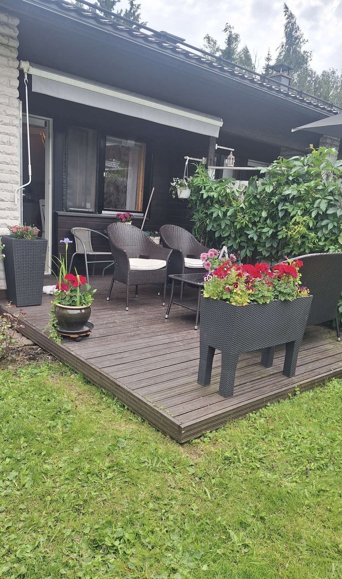 Piha 1: suojaisa terassi
