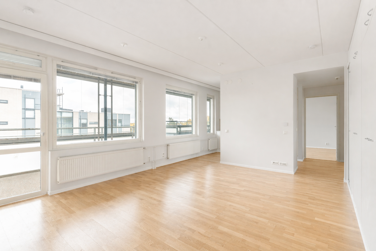 Olohuone on valoisa ja ikkunoista tulvii luonnonvaloa.