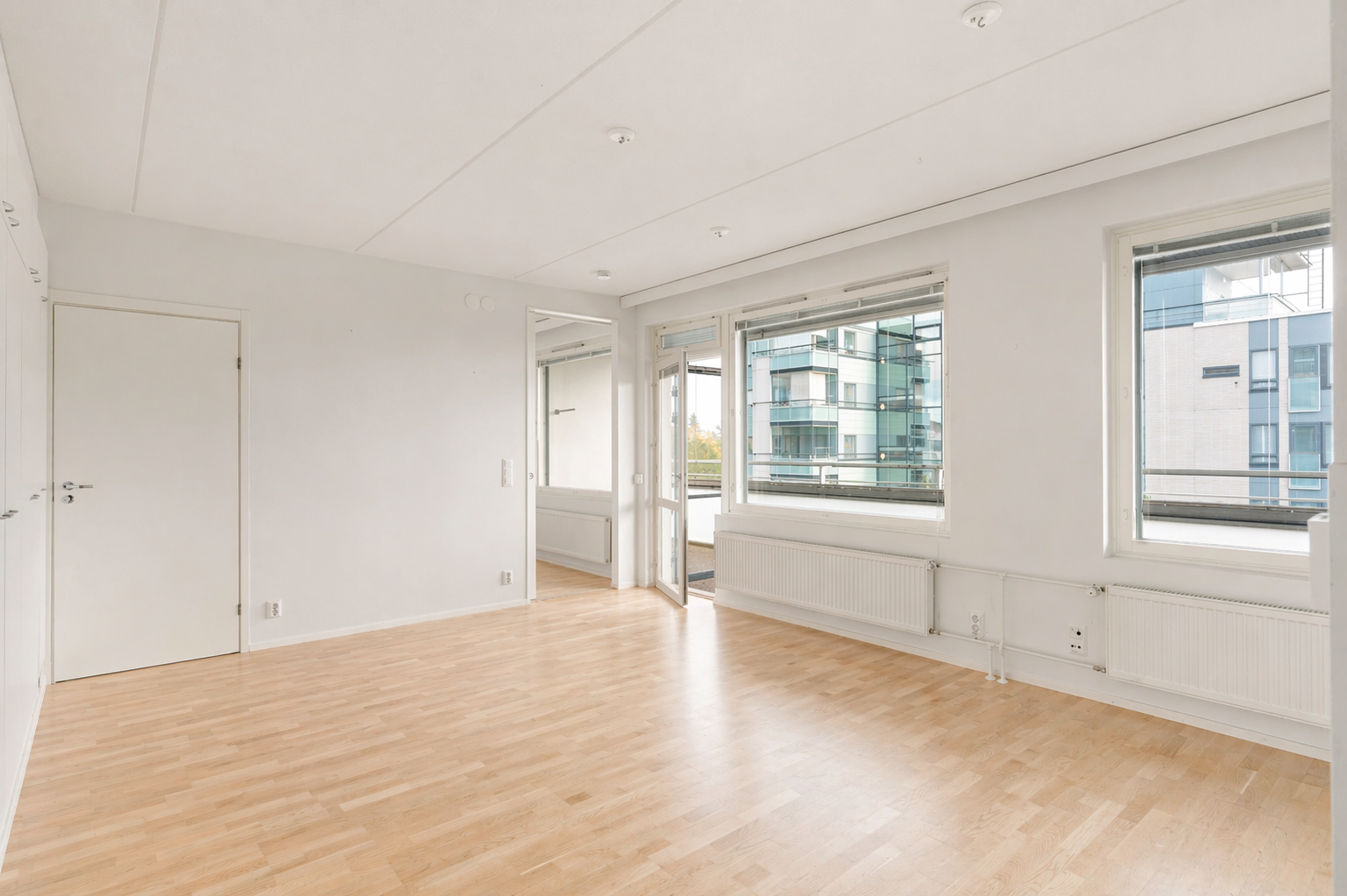 Vasemmalla ovi kylpyhuoneeseen, oikealla toinen makuuhuone.