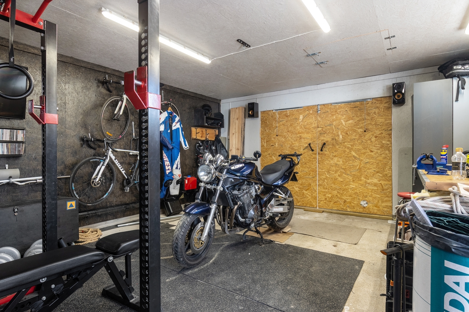 Autotalli moneen käyttöön