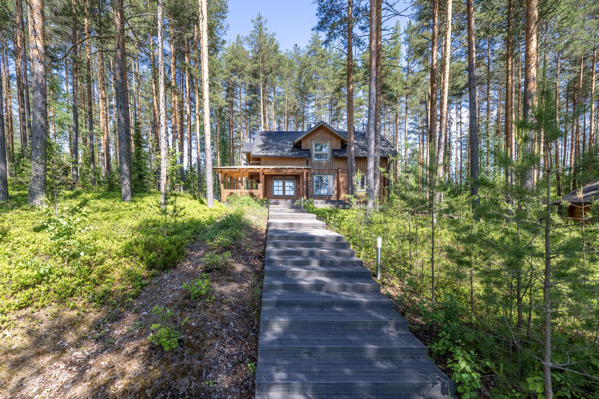 päärakennuksesta käynti rantaan