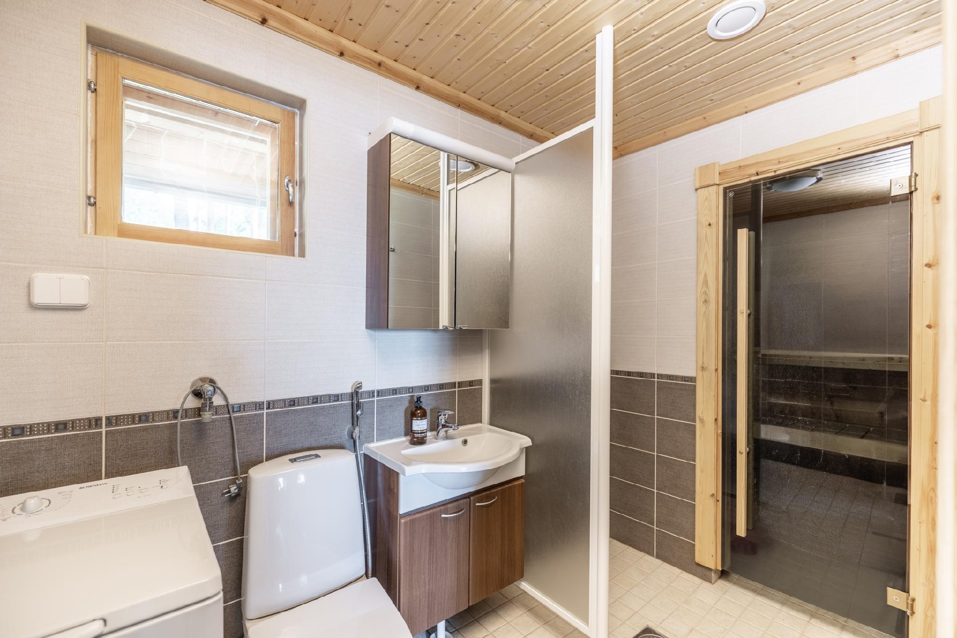 kylpyhuone ja sauna