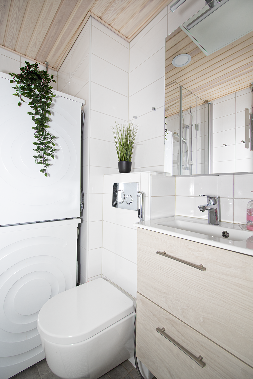 Kylpyhuoneessa tilaa myös pesutornille.