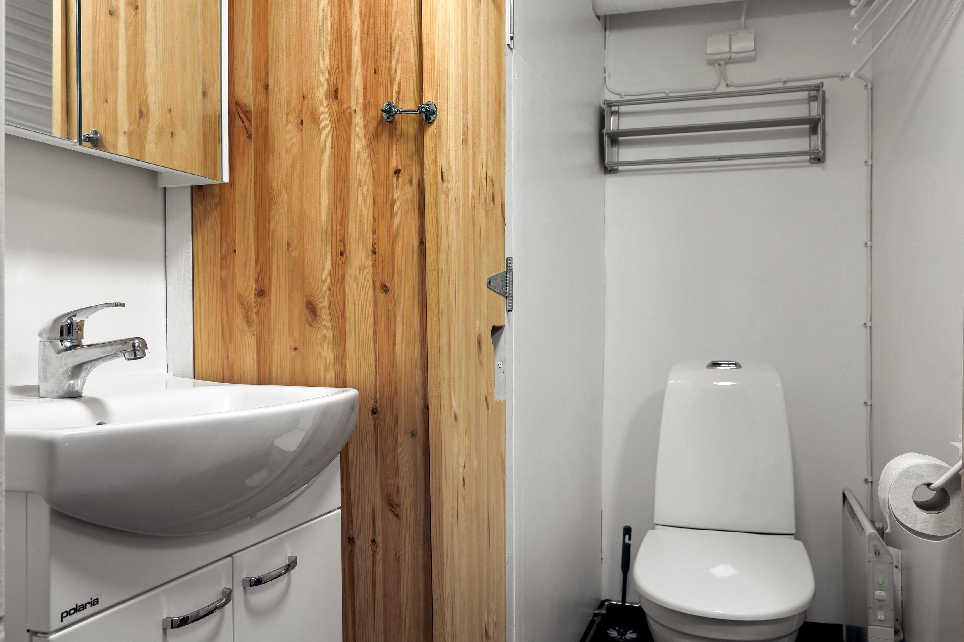 Wc kylpyhuoneen yhteydessä