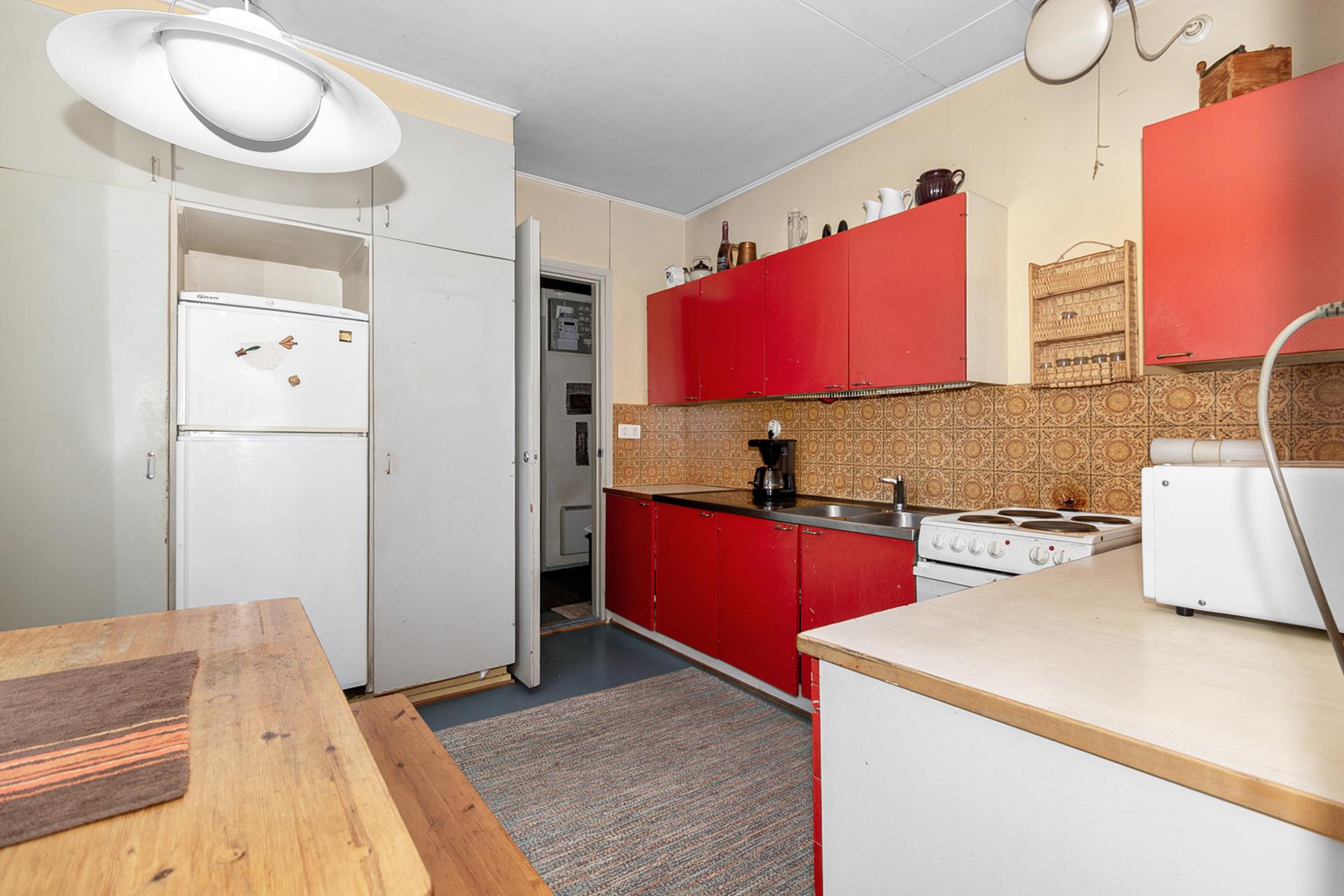 uuden puolen keittiö