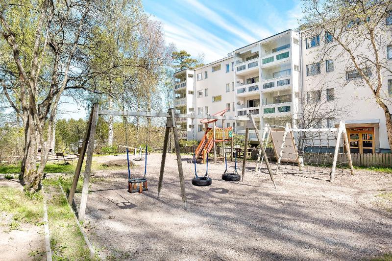 Taloyhtiön suojaisa leikkipiha