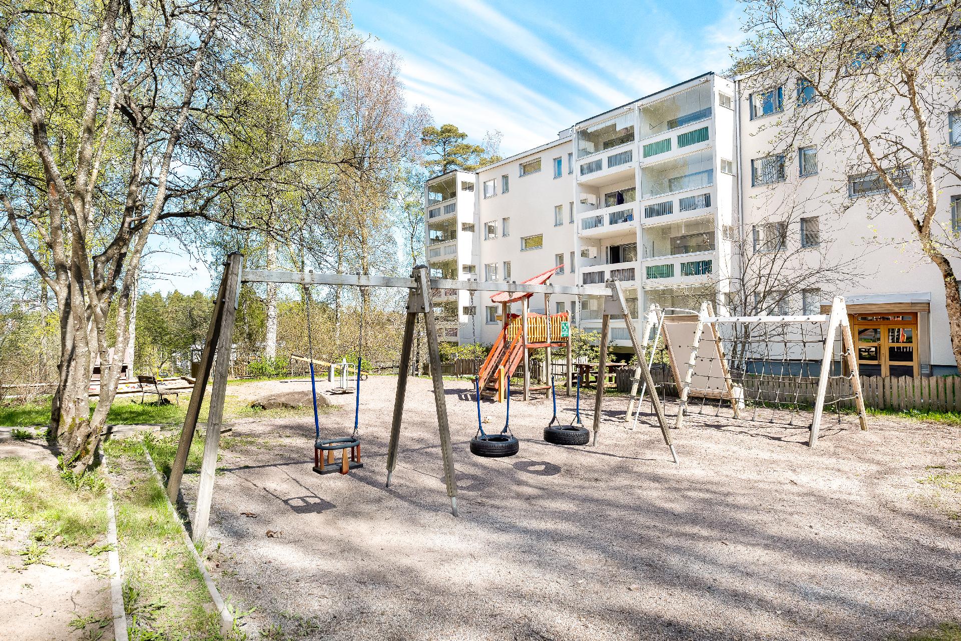 Taloyhtiön suojaisa leikkipiha