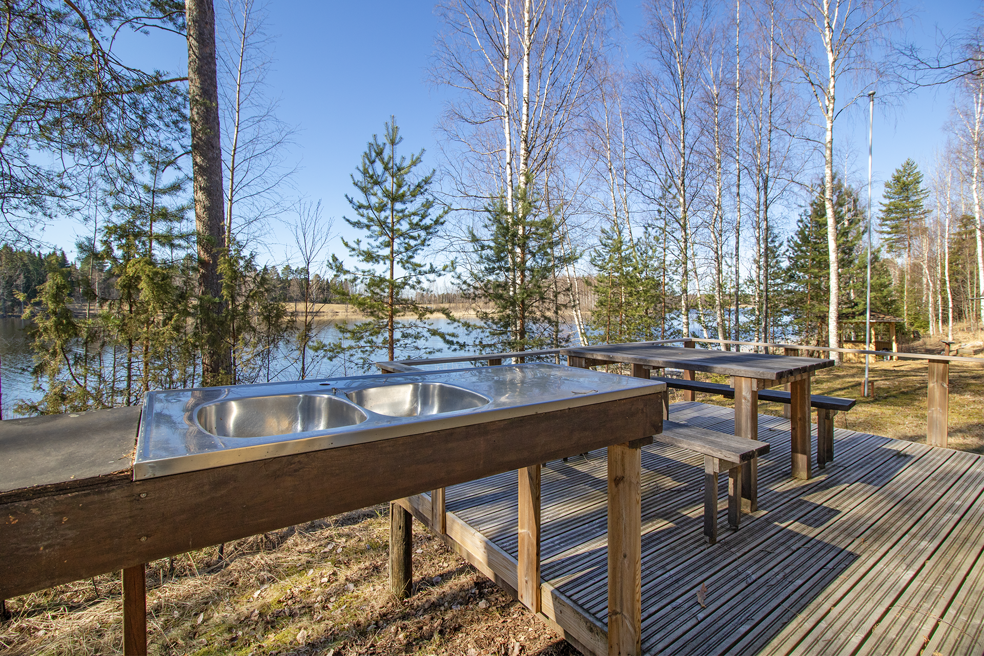 Päärakennuksen kuistilta maisemakuvaa.