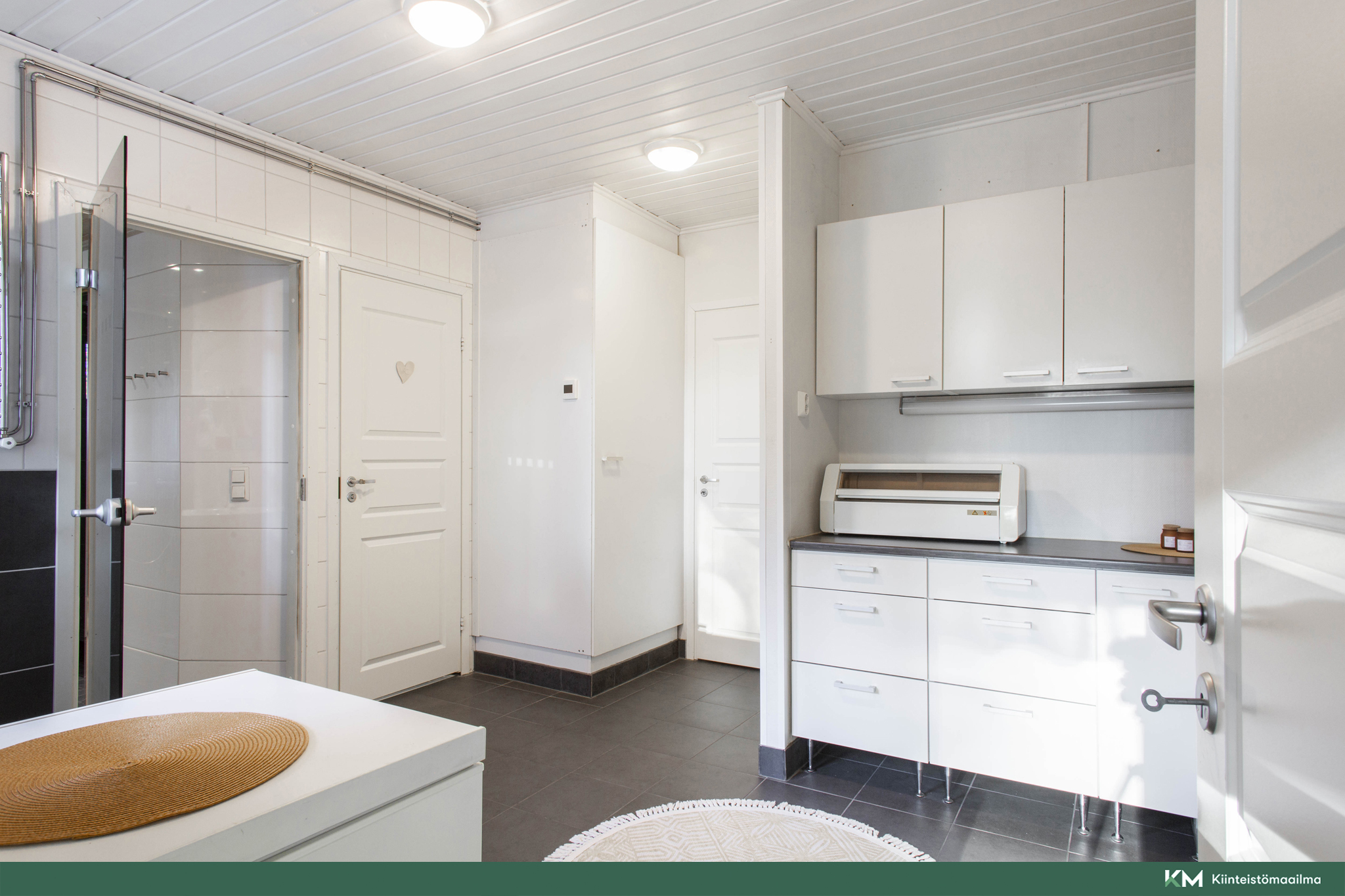 olohuoneesta käynti wc-tilaan sekä pesutiloihin