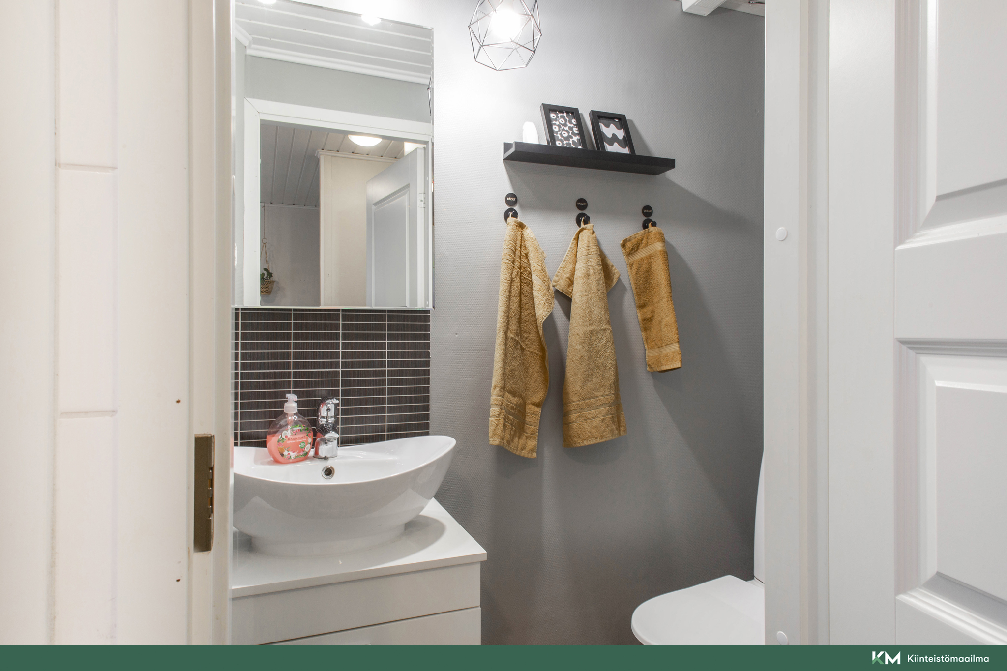 kodinhoitohuoneessa toinen wc