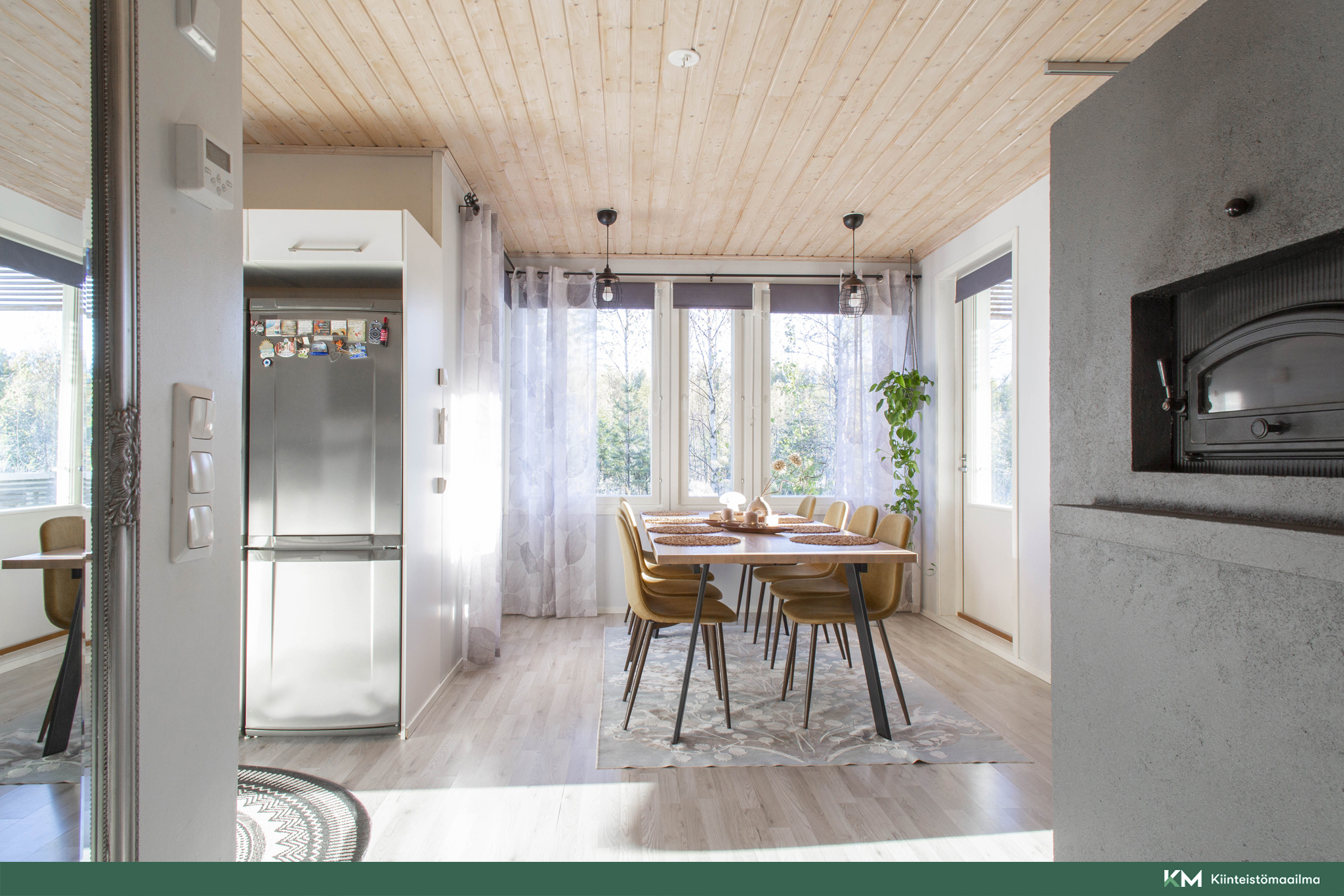 ruokailutila keittiön jatkeena, tilan oikeasta reunasta käynti terassille