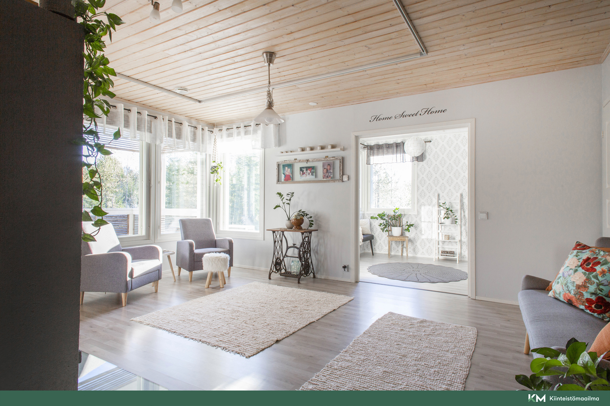 Olohuoneen yhteydessä pariovilla lisätilaa