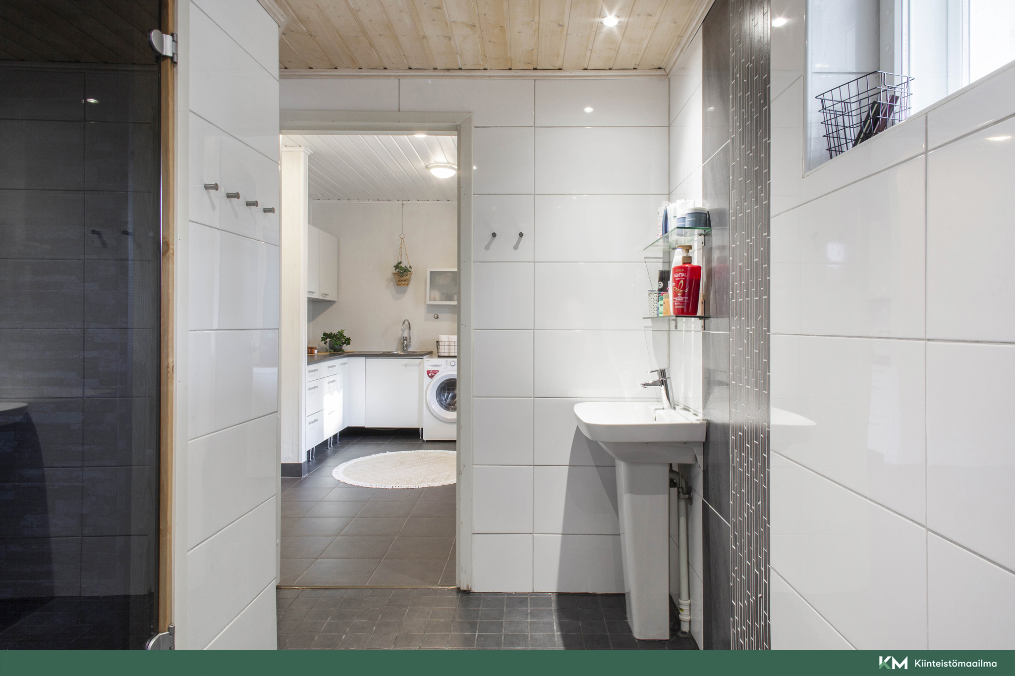 pesutilan kulmassa erillinen allas