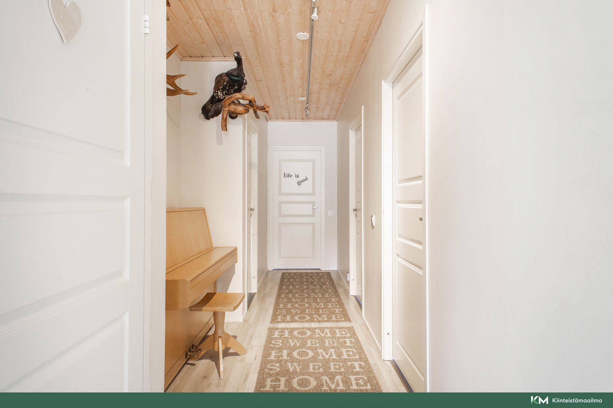 käytävää, jonka varrella 3 makuuhuoneeta