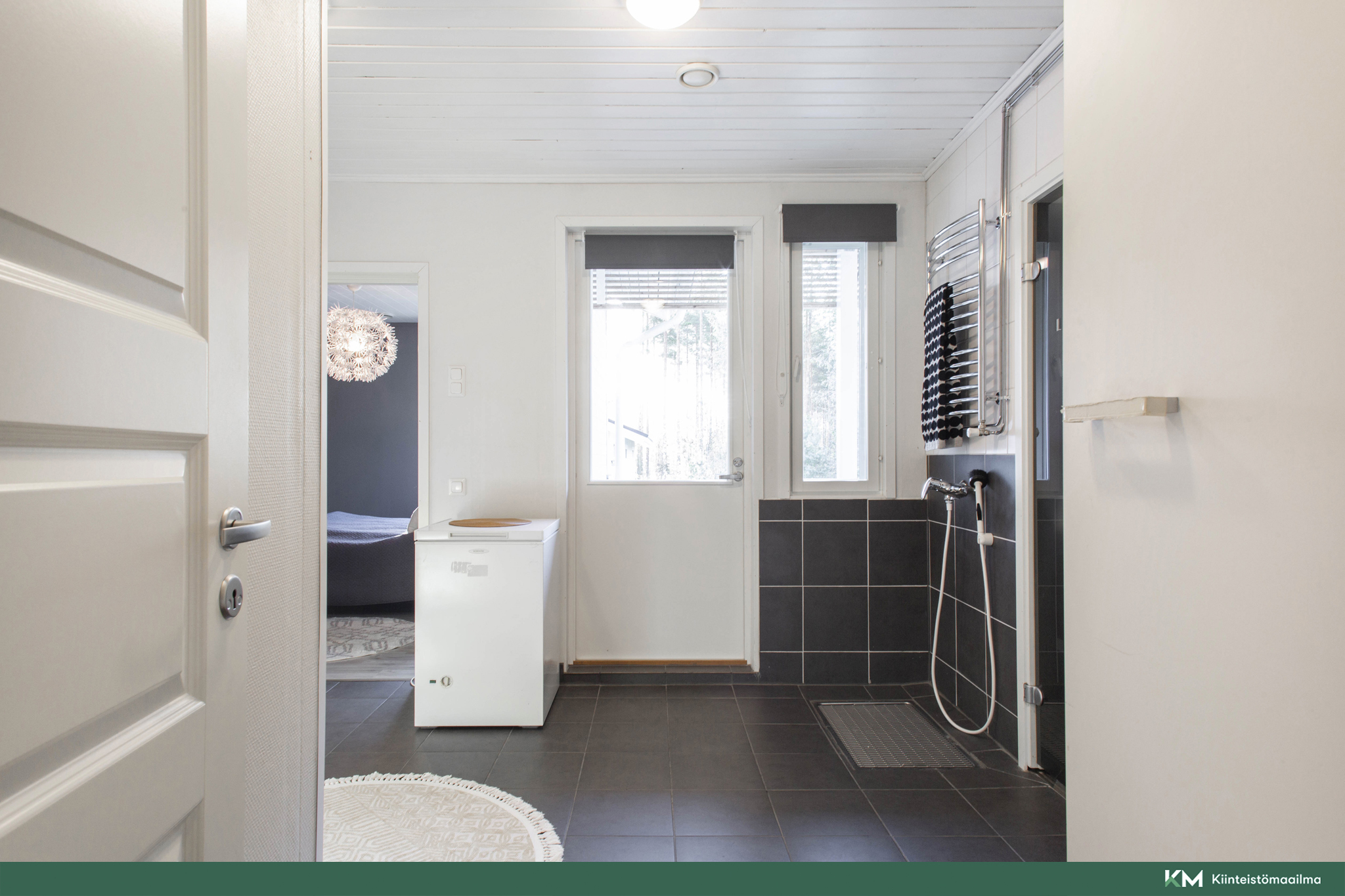 kodinhoitohuoneesta käynti ulos ja erillinen vesipiste