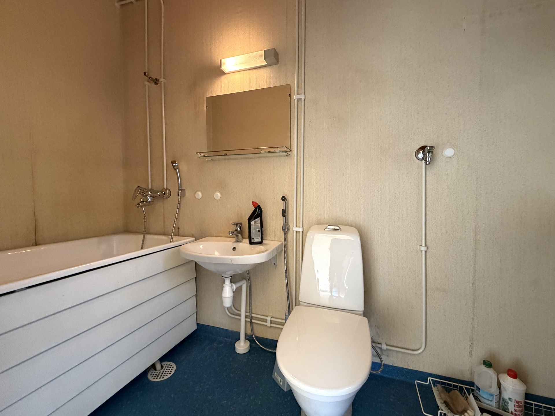 alakerran wc/kylpyhuone