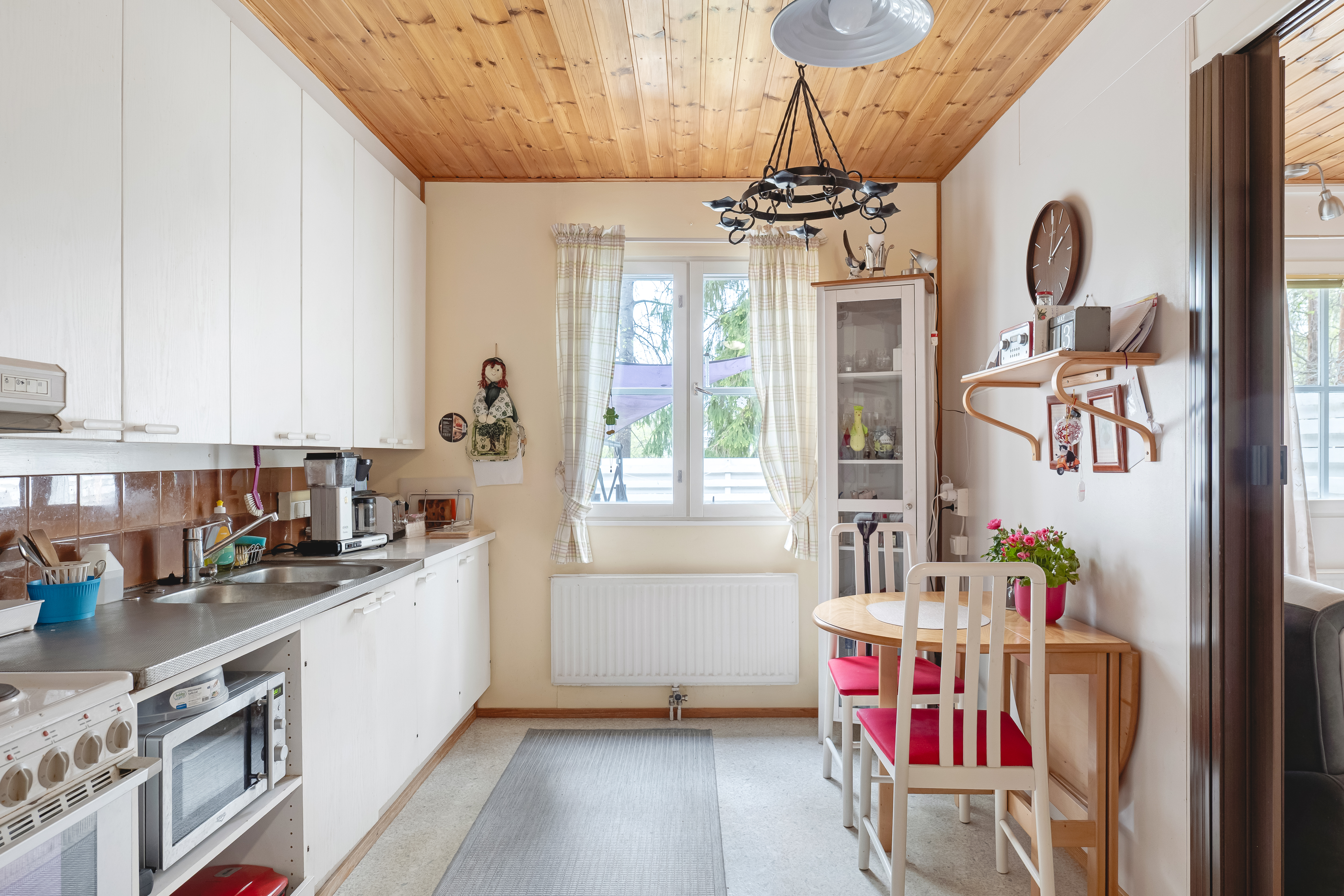 Keittiöön mahtuu pieni ruokapöytä