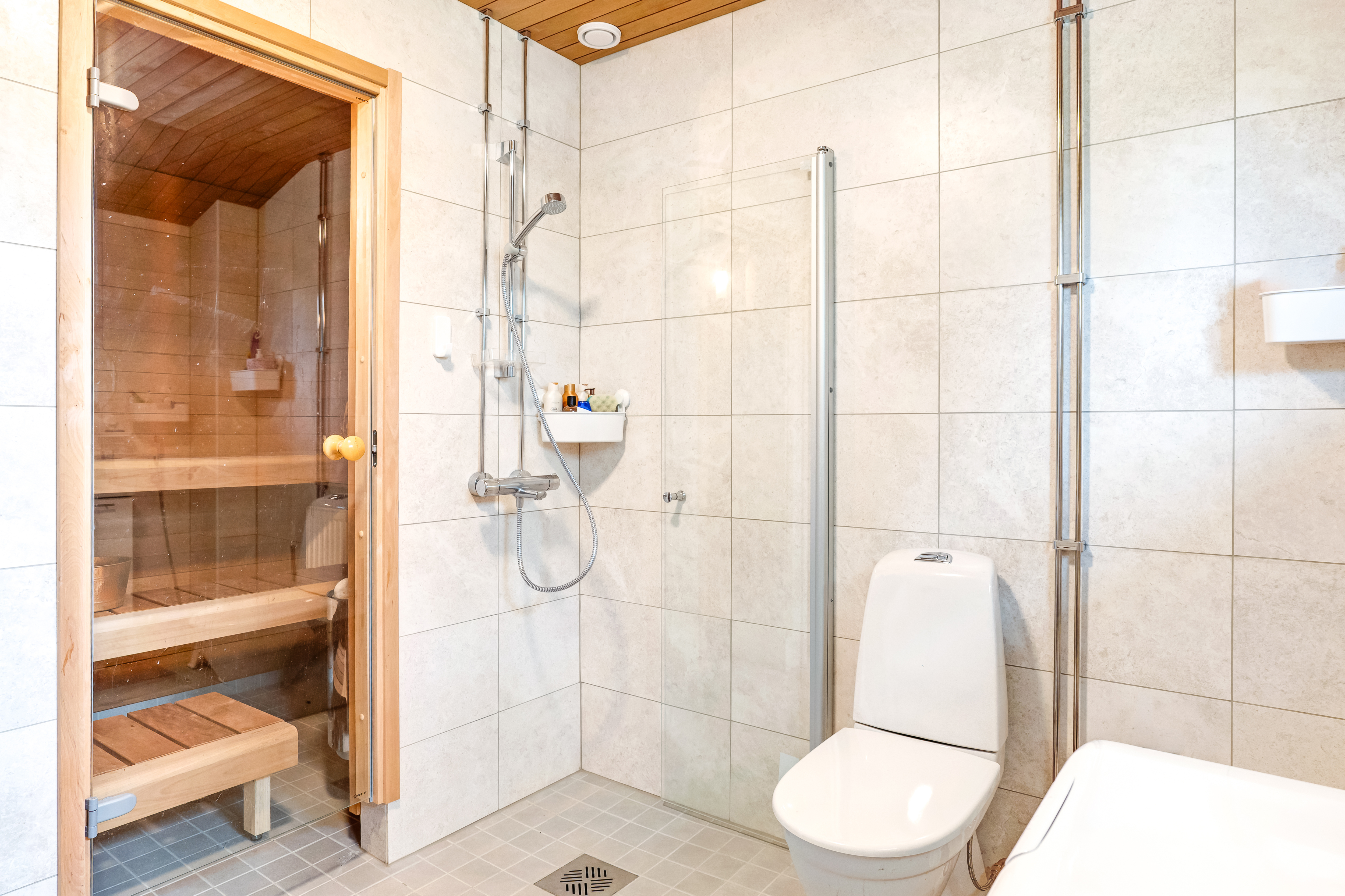 Yläkerran pesuhuone ja sauna
