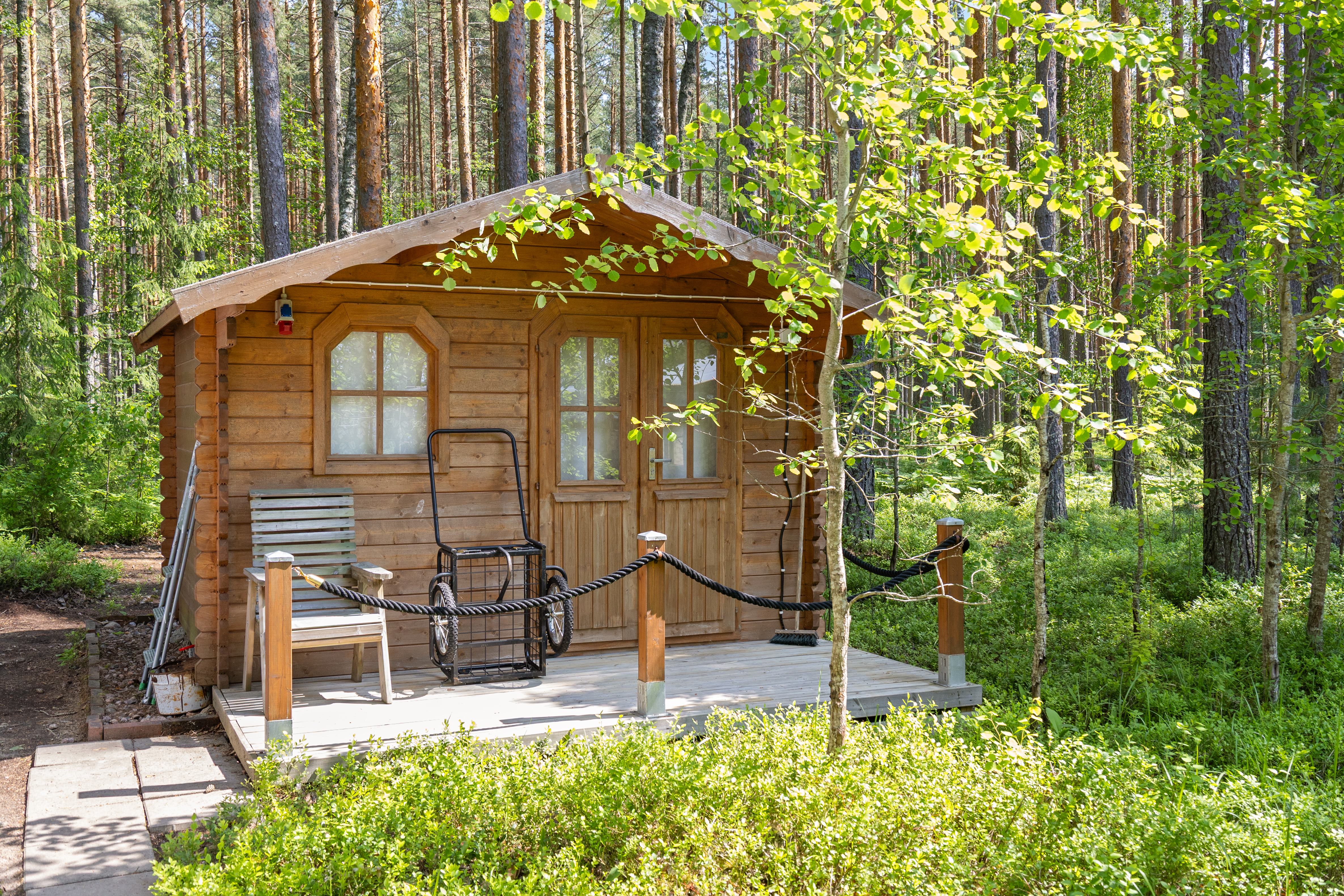 Aittarakennus rannan tuntumassa
