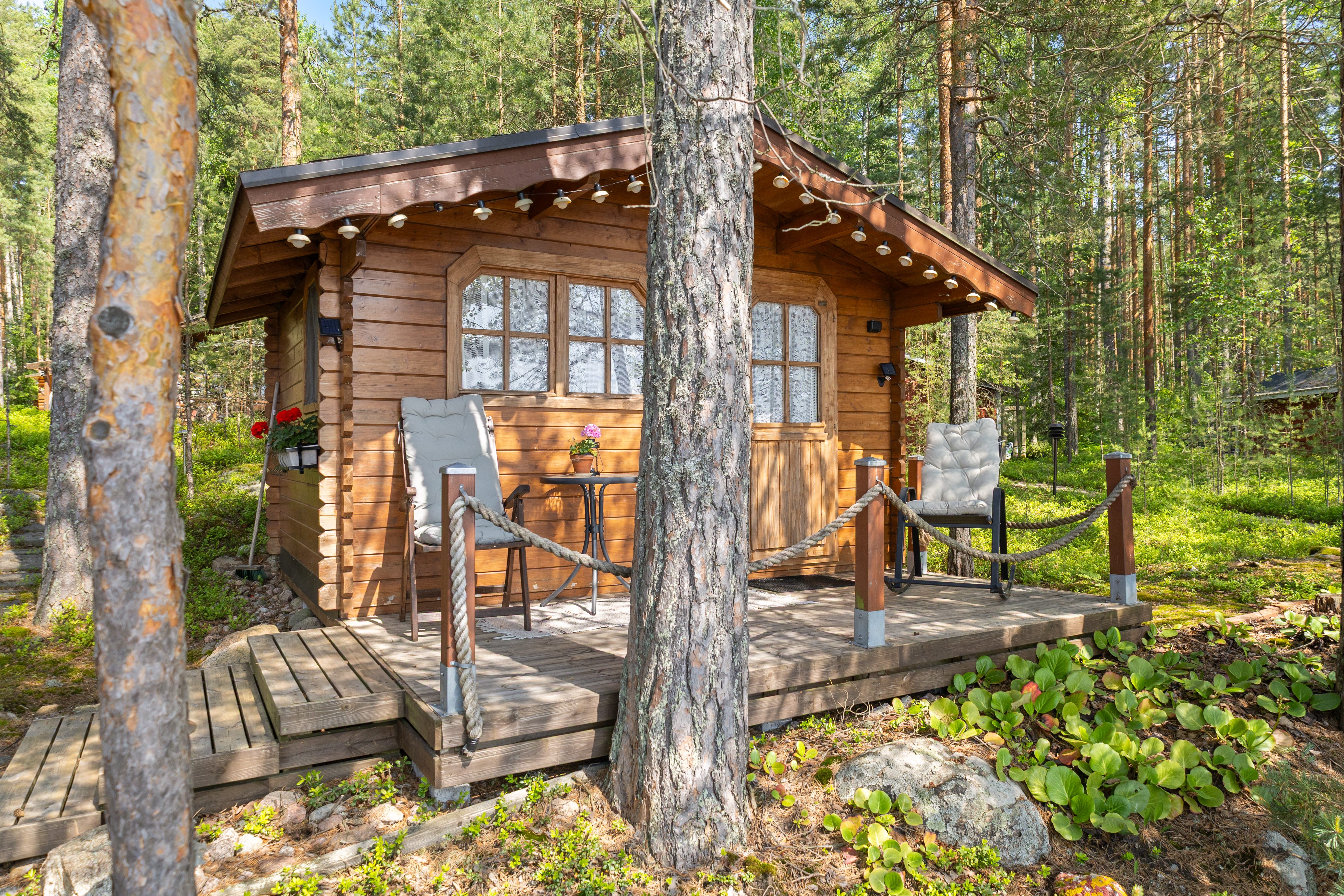 Aittarakennus rannan tuntumassa