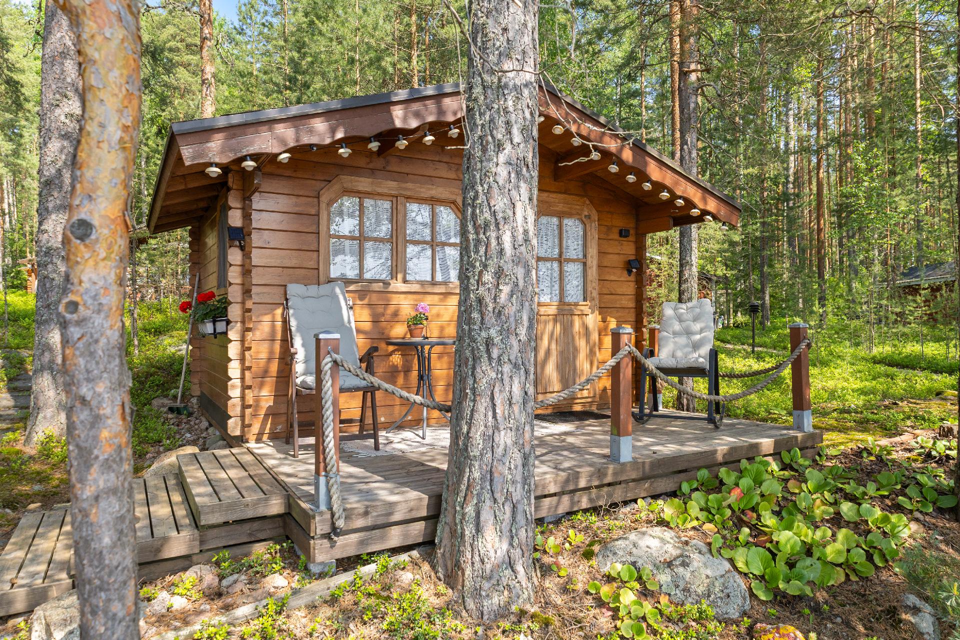 Aittarakennus rannan tuntumassa