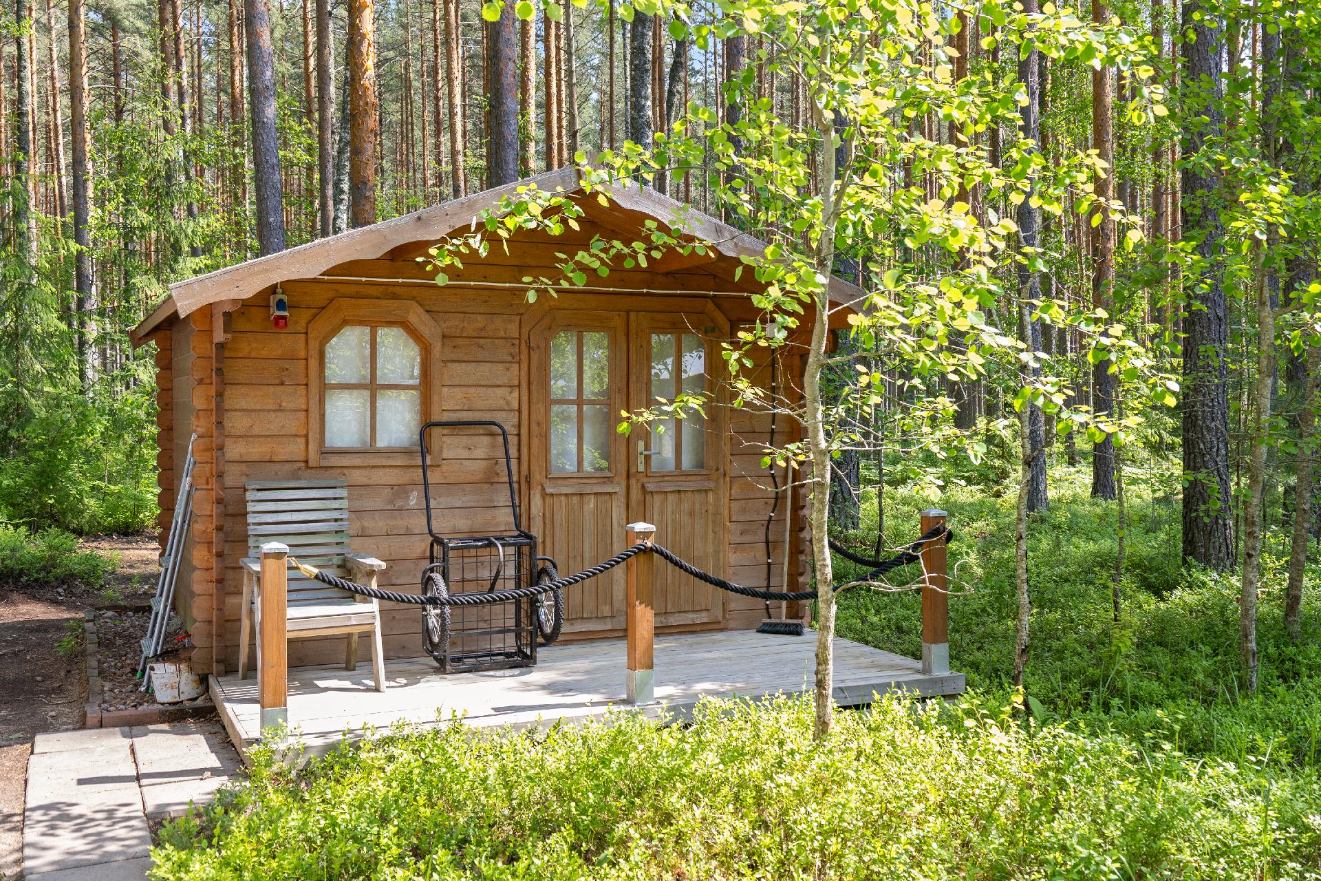 Aittarakennus rannan tuntumassa