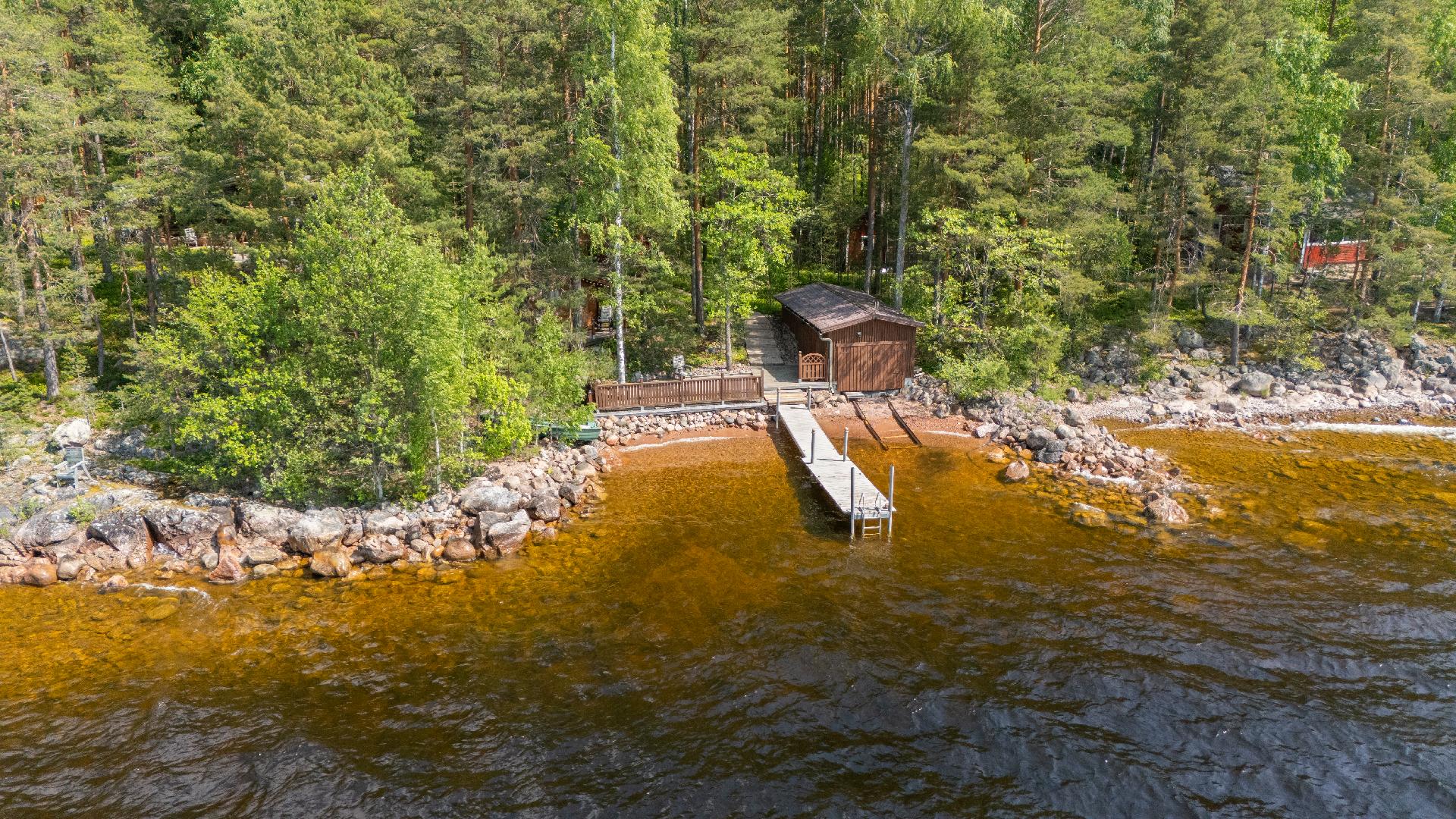 Katse taivaalta laiturille ja venevajalle