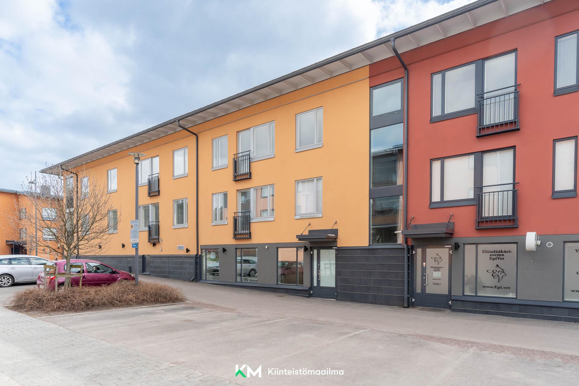Tilan edessä on hyvin parkkipaikkoja asiakkaille