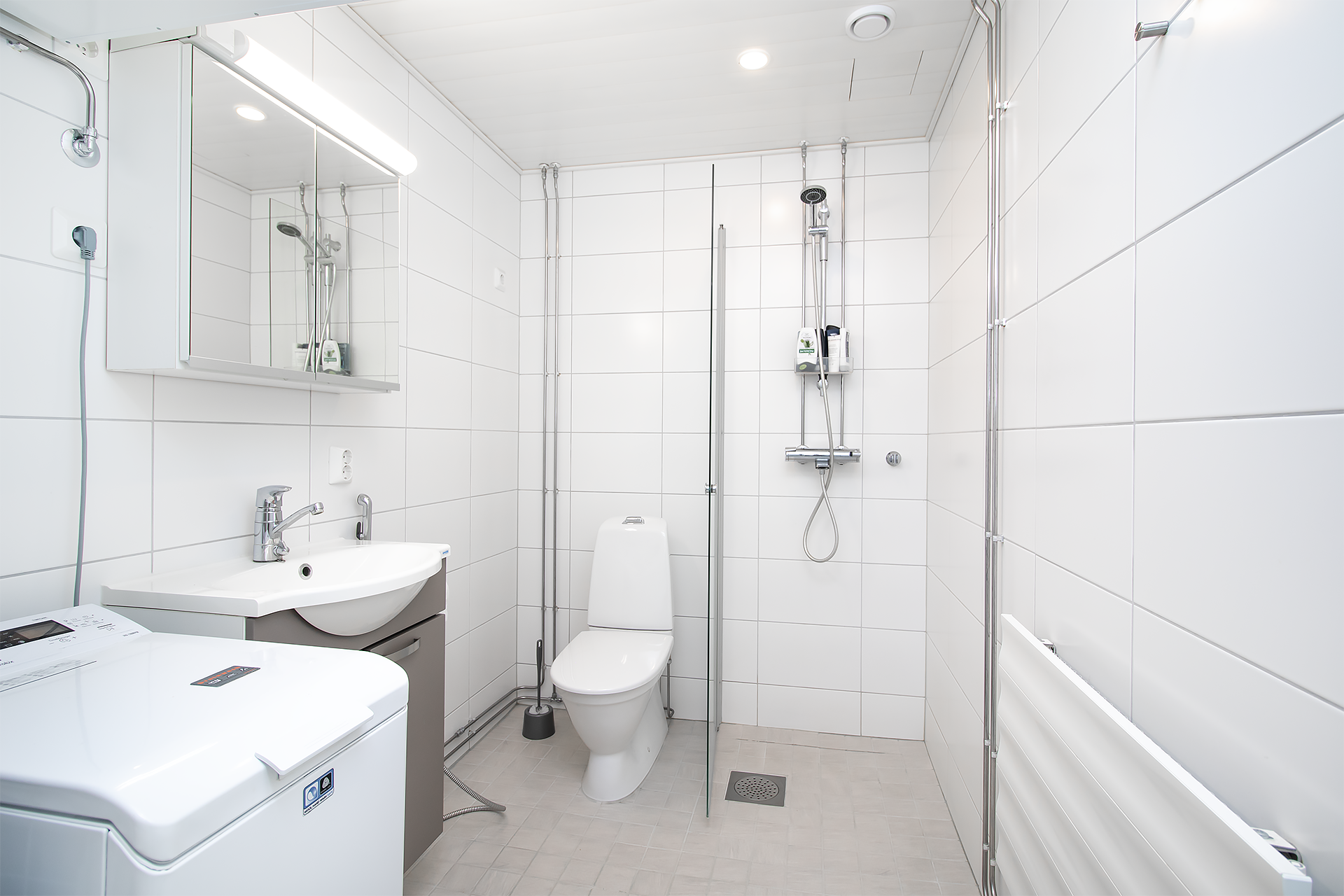 Toimiva kylpyhuone- pesukoneelle myös oma paikka