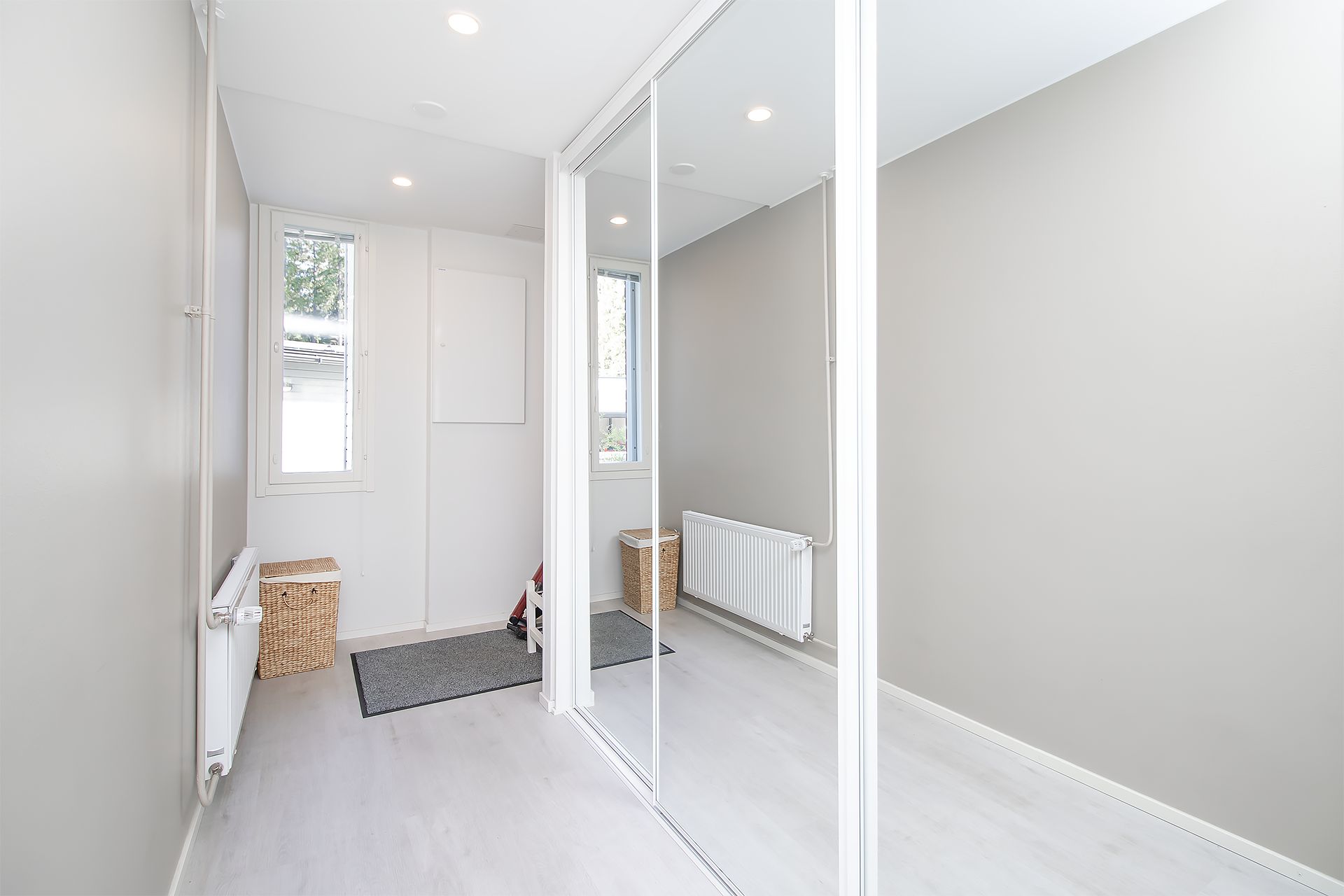 Eteisessä peilikaapit