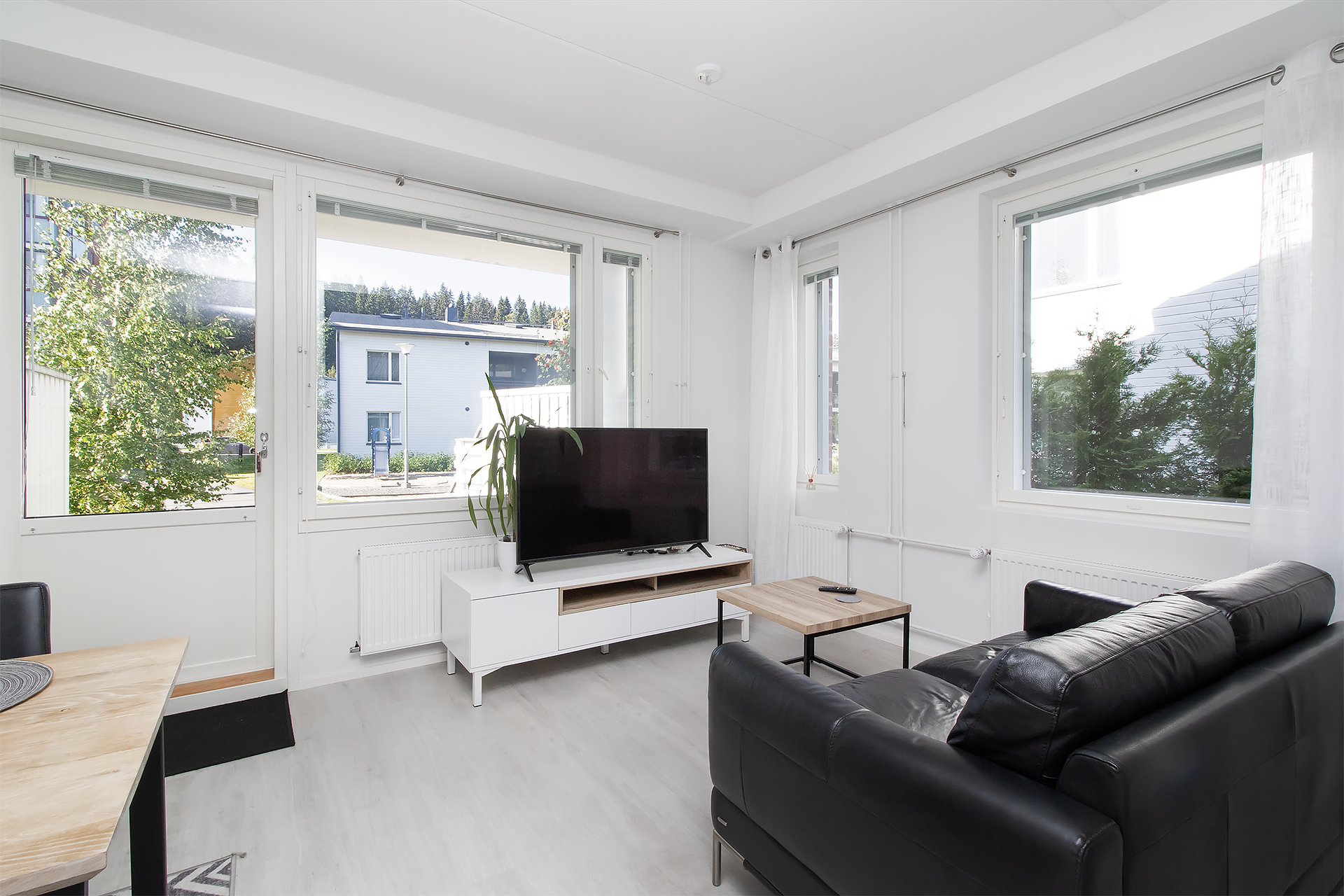 Luonnonvaloa kahdesta ilmansuunnasta