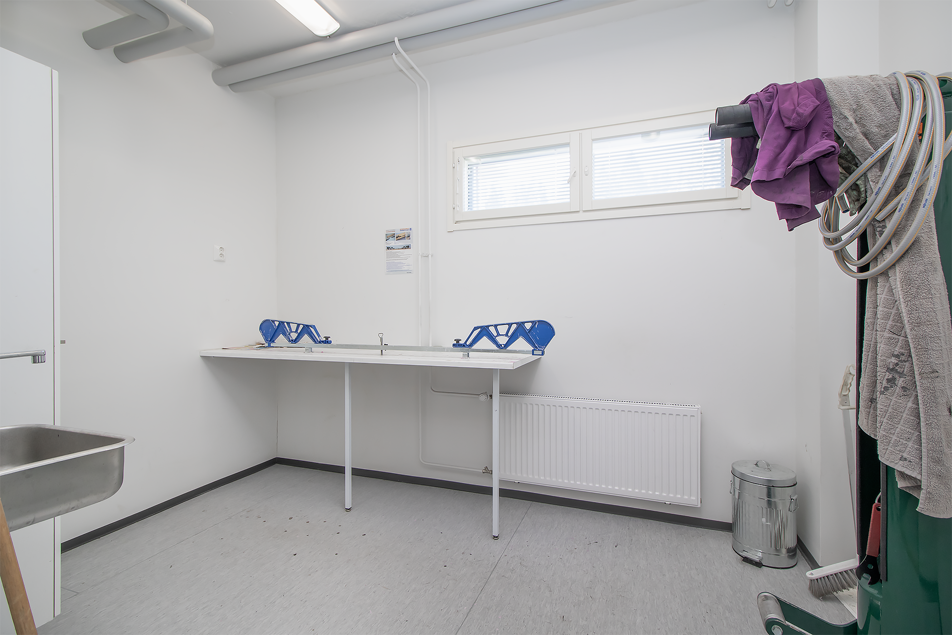 Taloyhtiön huoltohuone urheiluvälineille