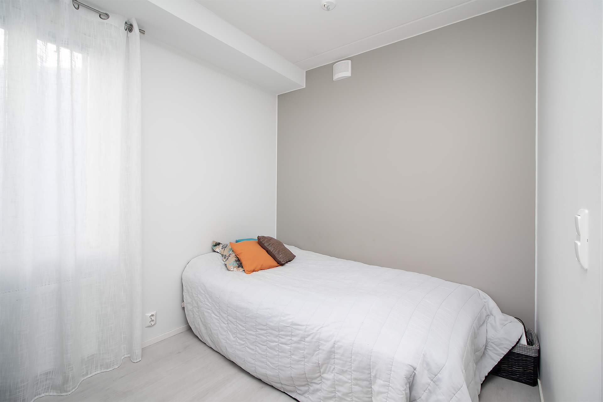 Alkoviin mahtuu hyvin sänky