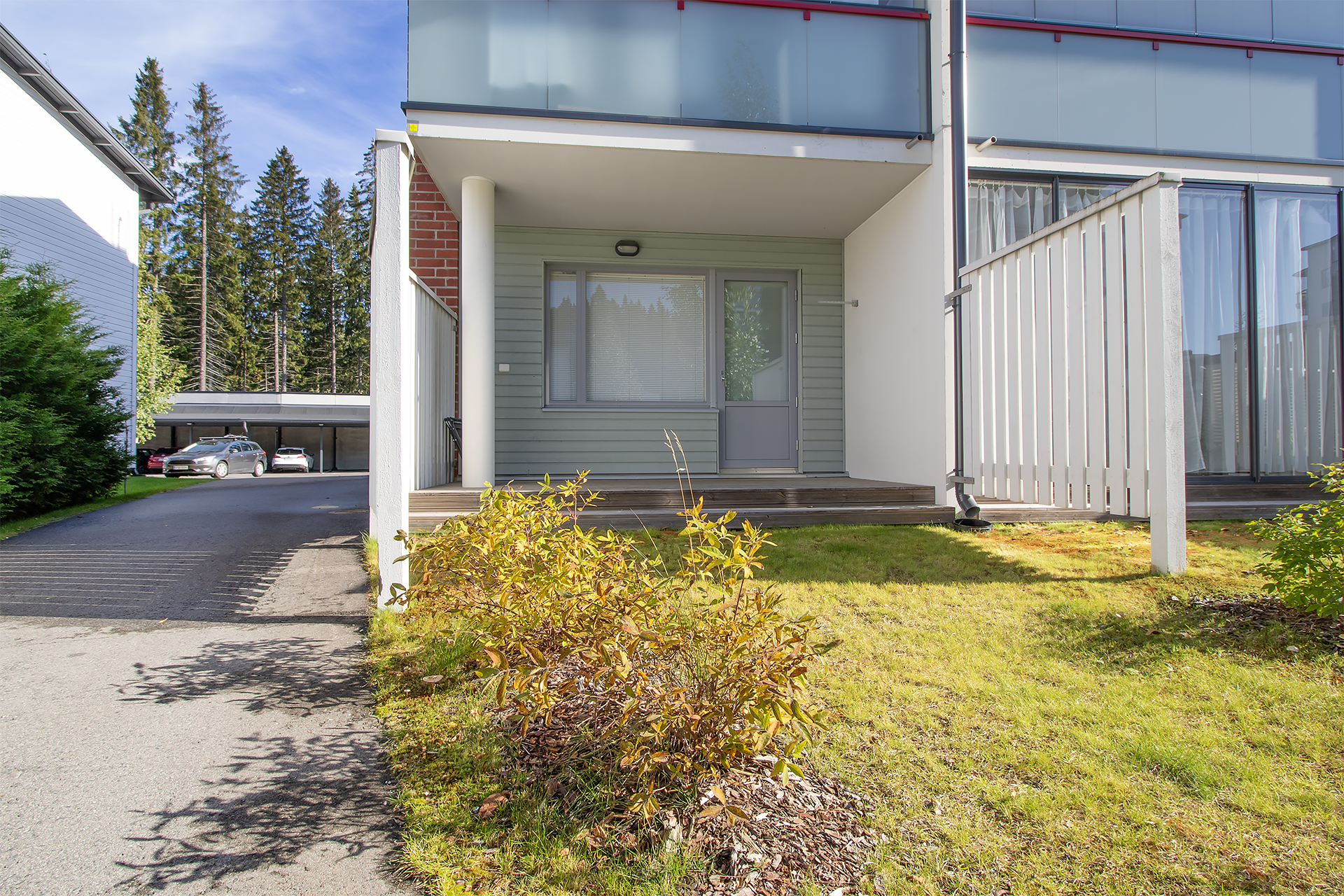 Oma suojaisa ja aurinkoinen piha