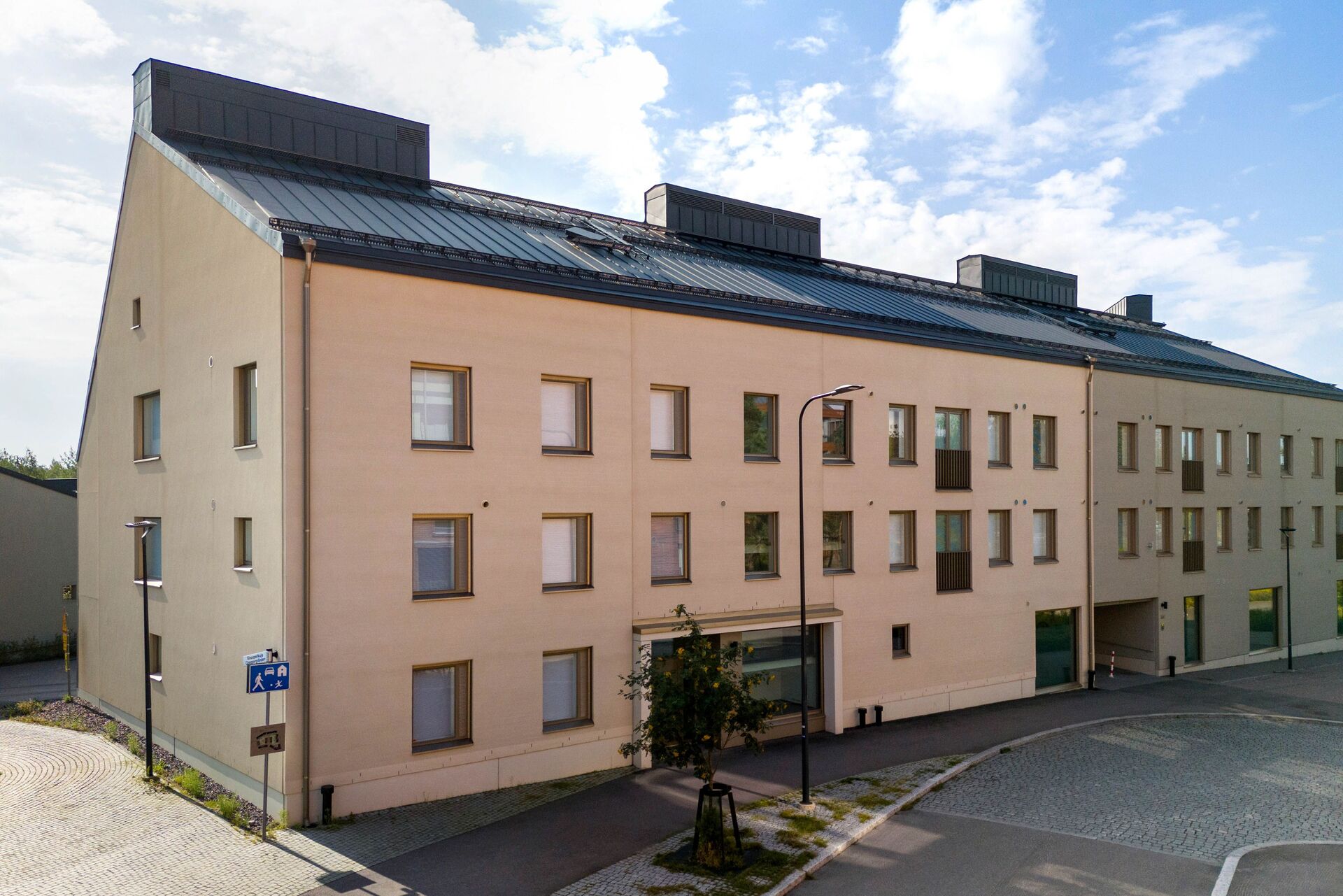 Taidemaalarinkatu 16, Kuninkaantammi, Helsinki