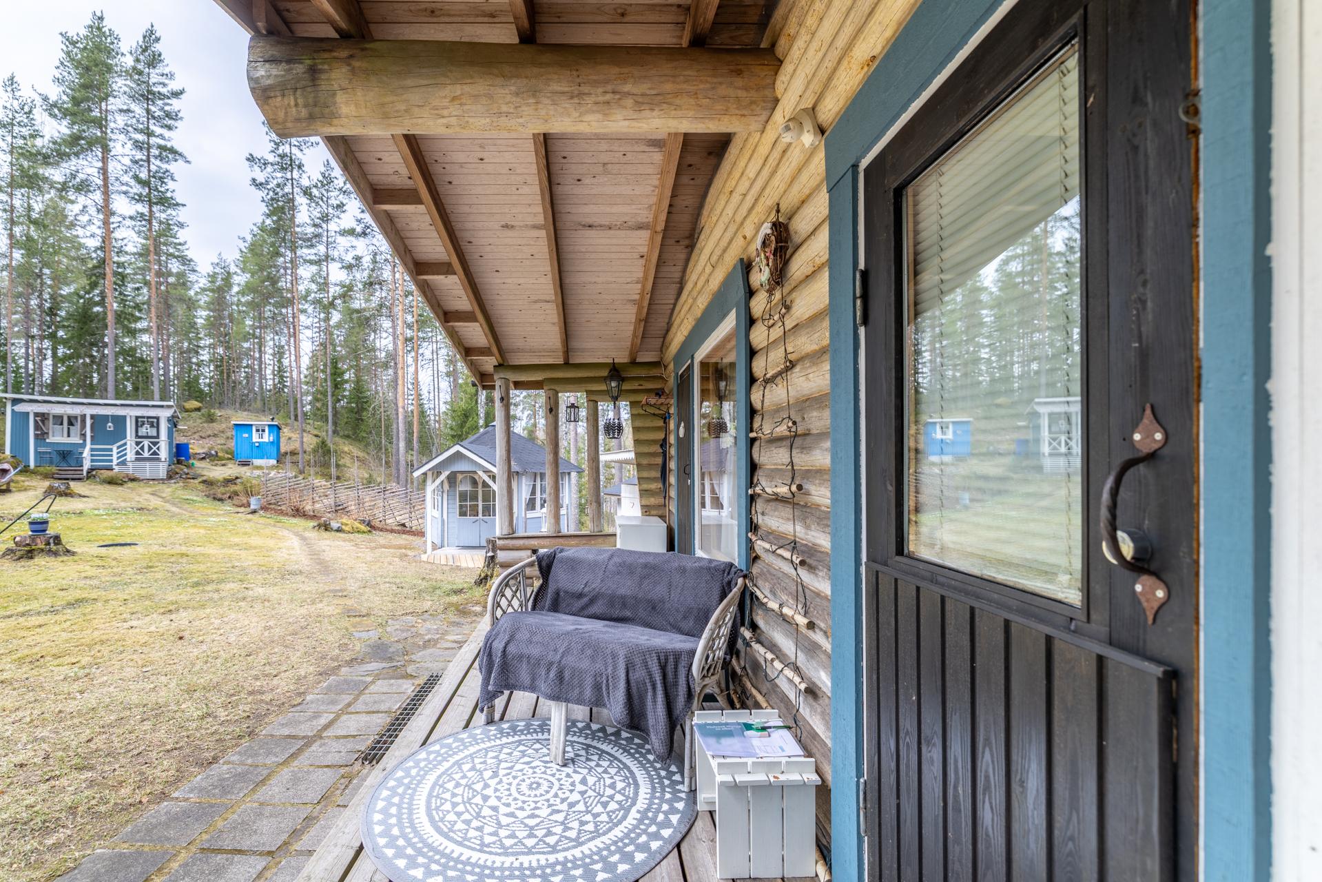 mökin edessä katettu terassi
