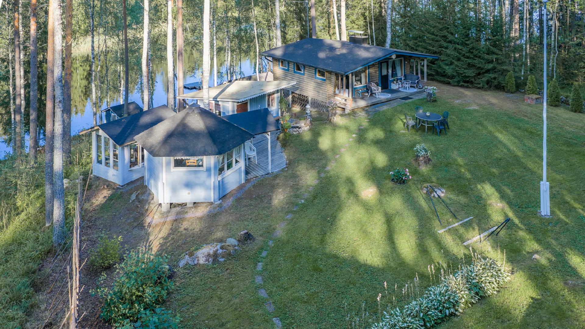 ilmoituksessa sekä kesä- että kevätkuvia