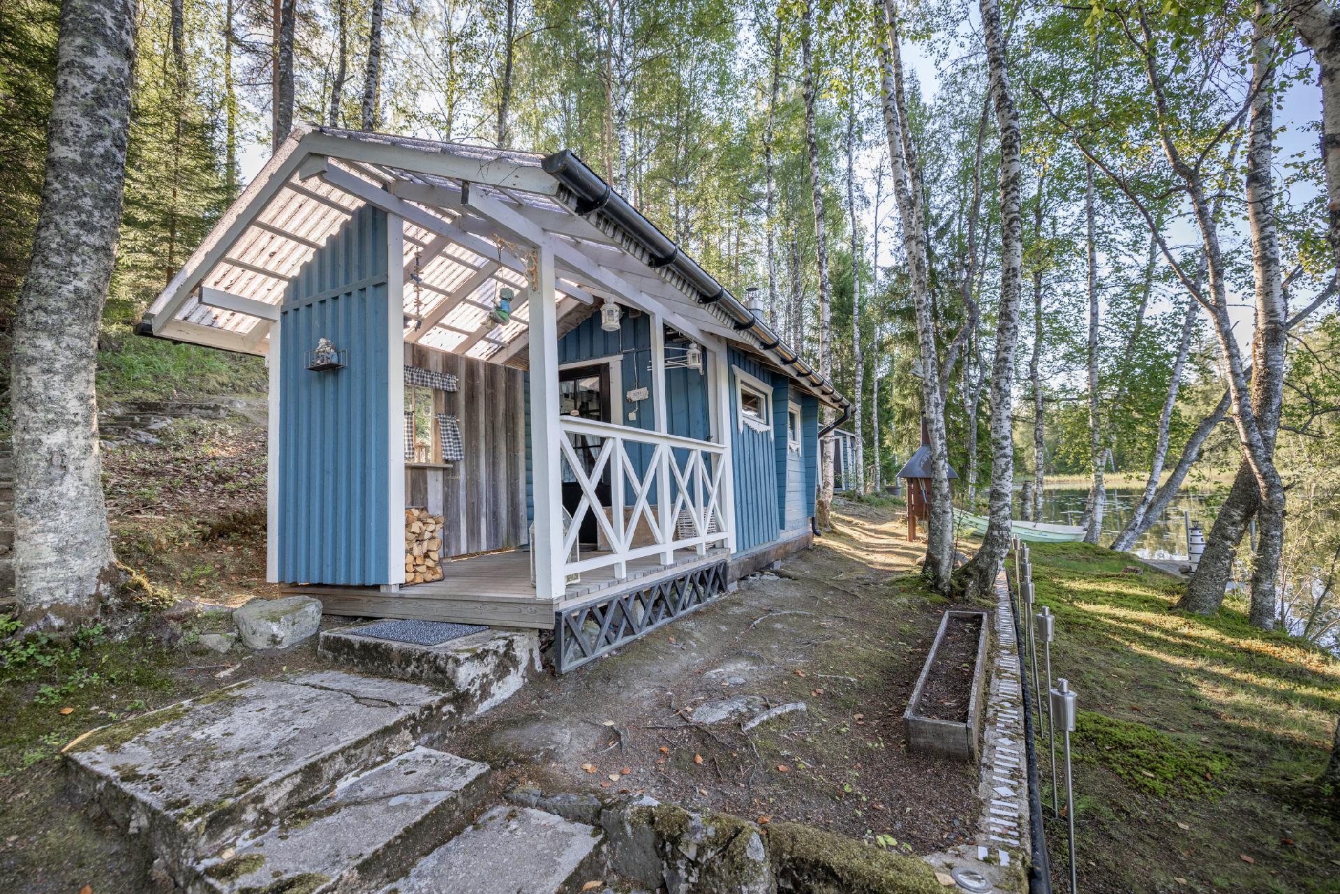 rannassa saunamökki (1980-luku)