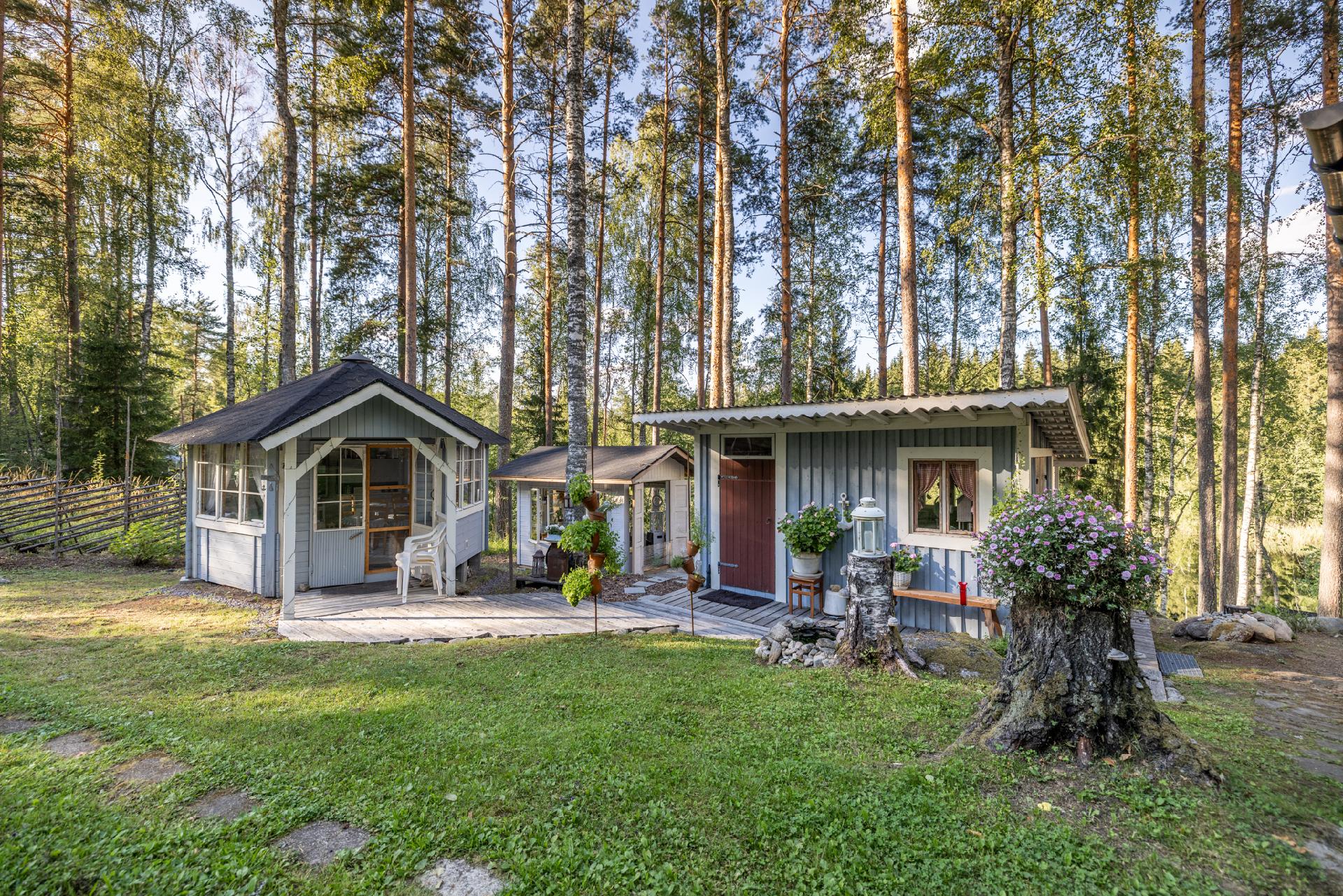 kesäkeittiö ja huvimaja ja takana kasvihuone