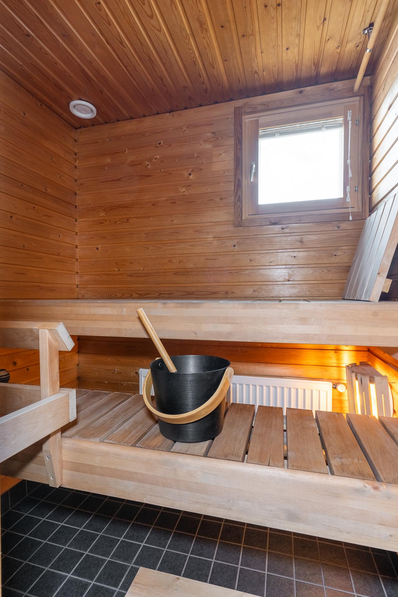 Keskiyöntie 1, Ala-Tikkurila, Helsinki