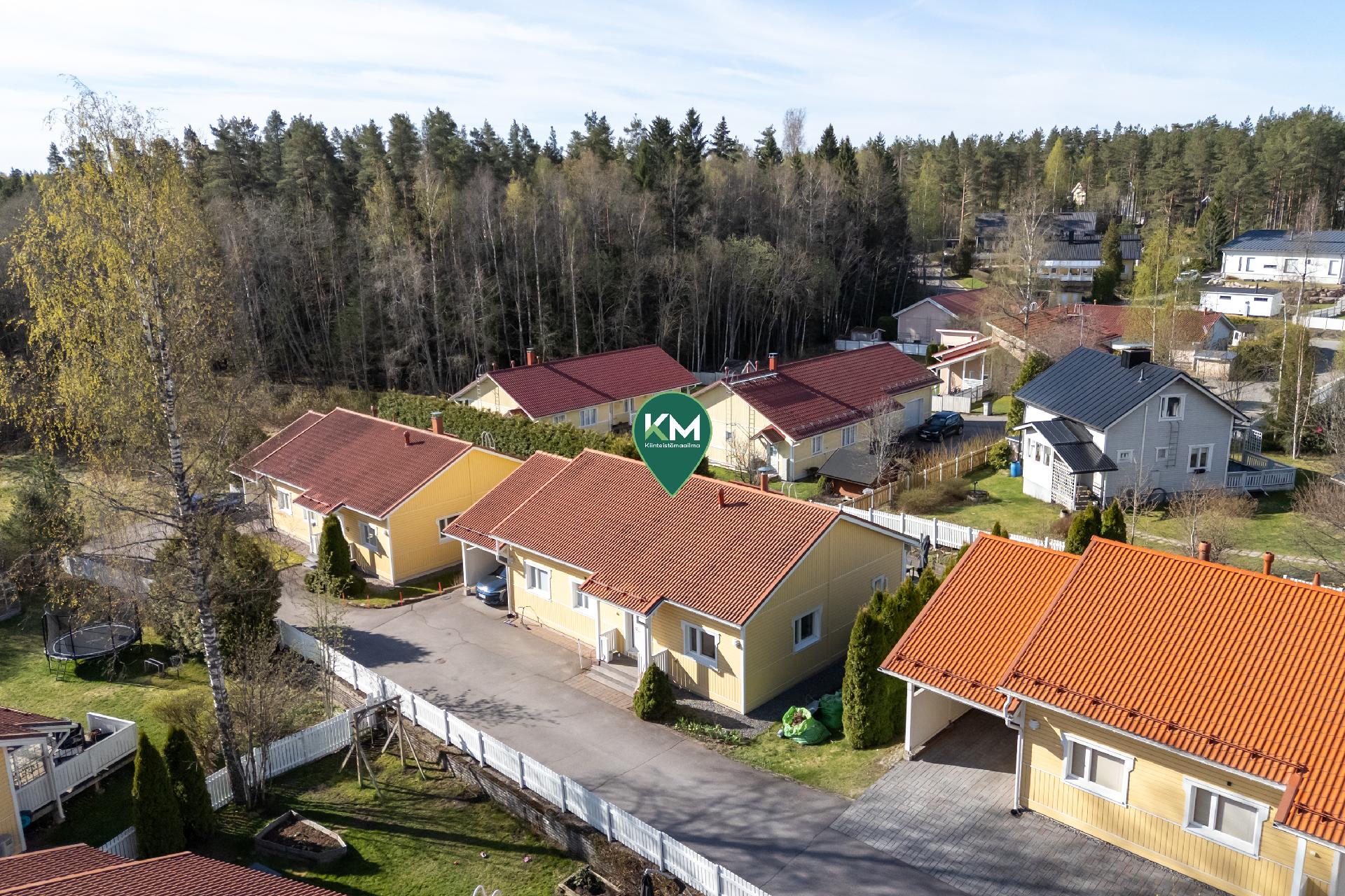 Erillistalo etupihalta katsottuna.