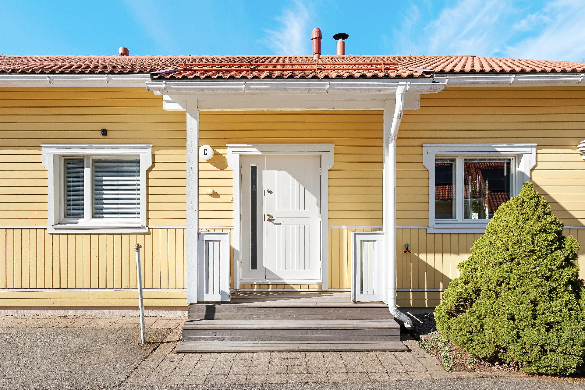 Sisäänkäynti on kutsuva ja laatoitettuna helppohoitoinen.