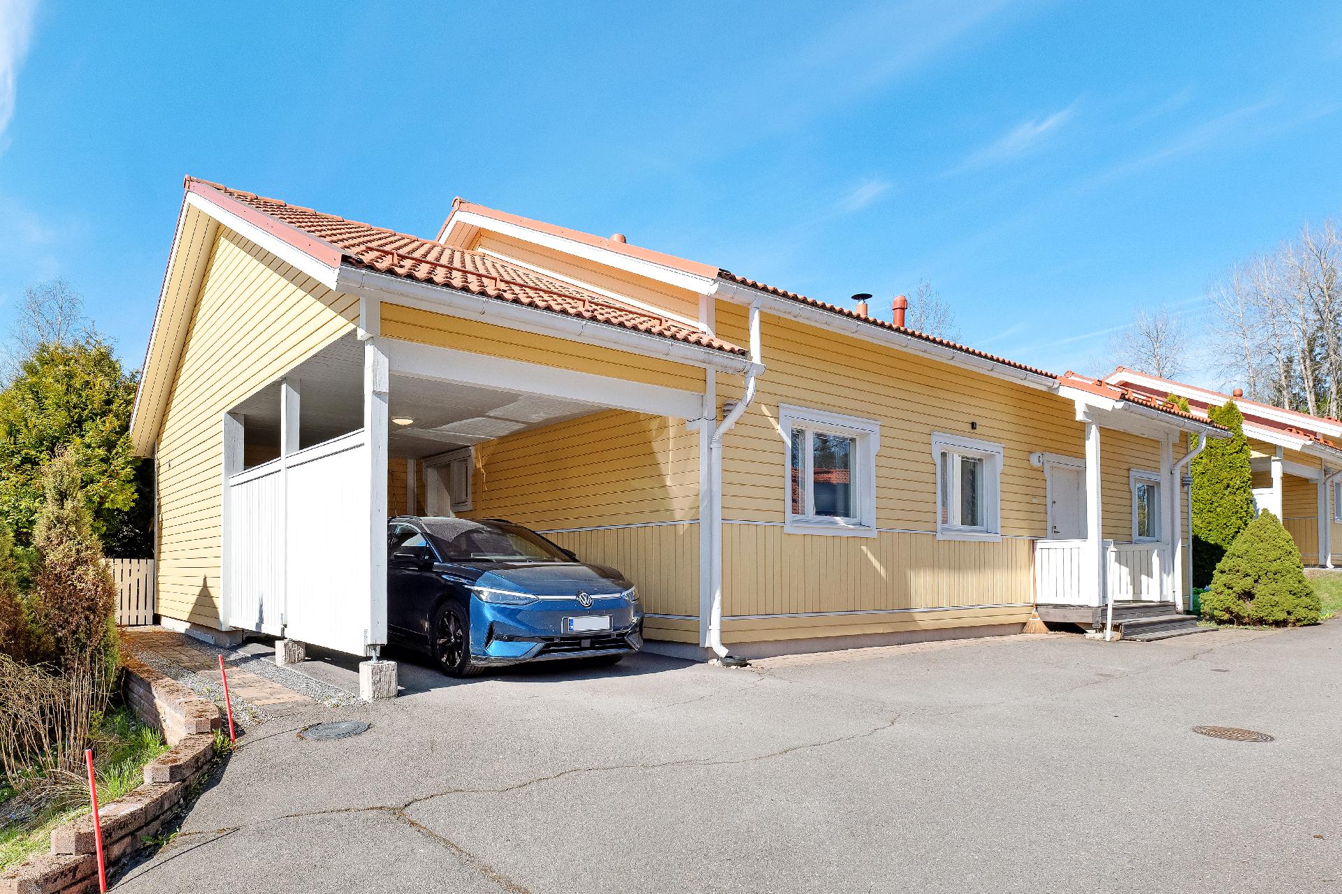 Autokatoksen takana on kivankokoinen varastotila.