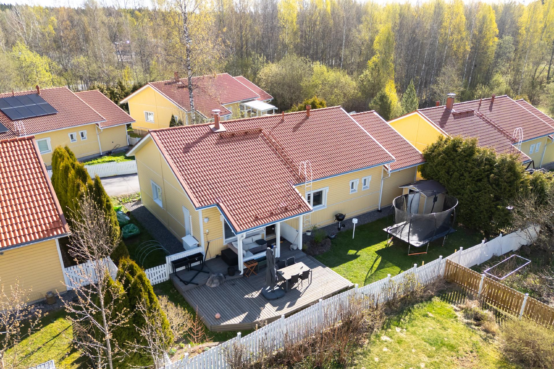Erillistalo takapihalta katsottuna.